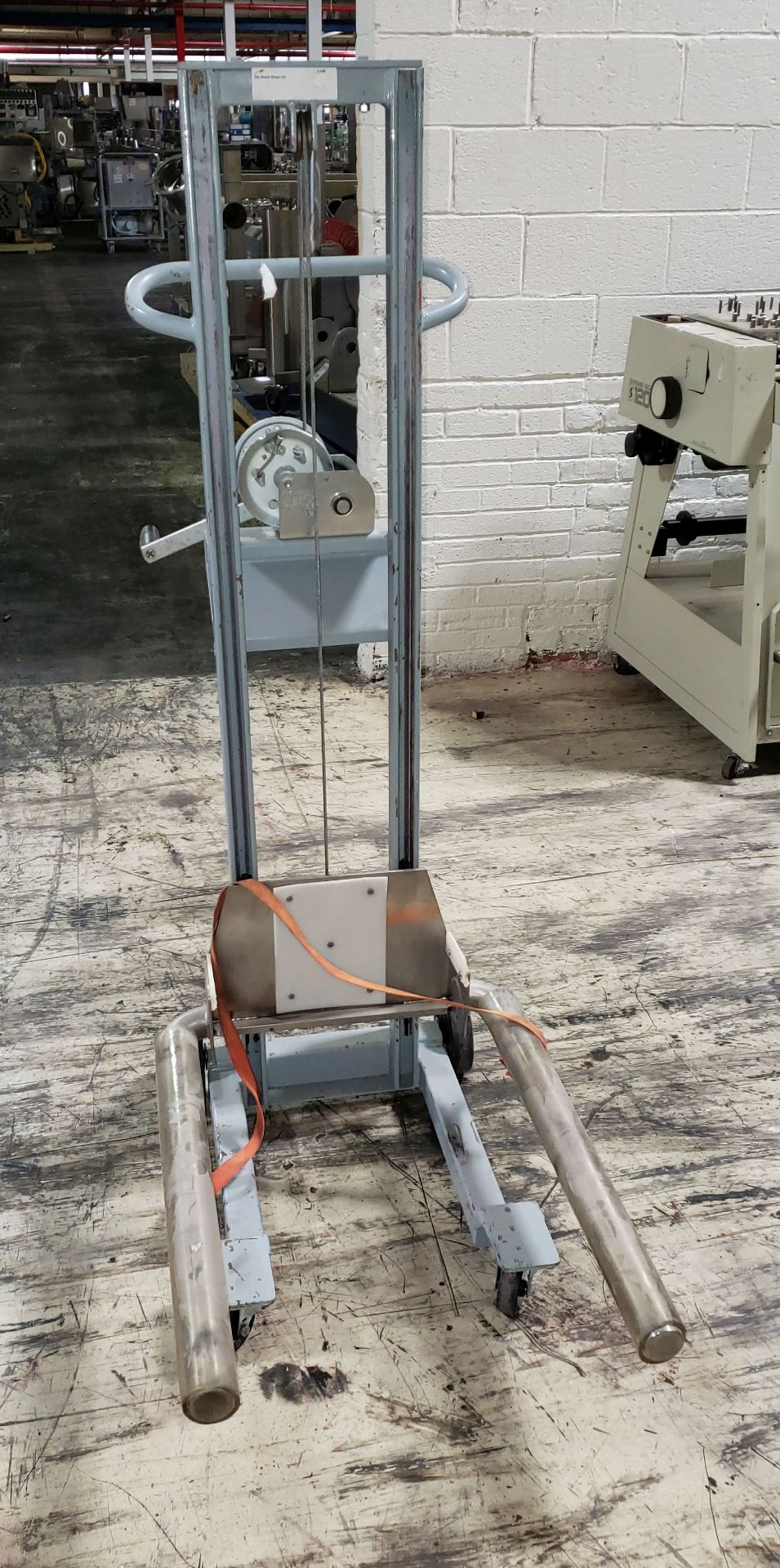 Tote Lifter, semi-automatic operation - Image 2 of 5