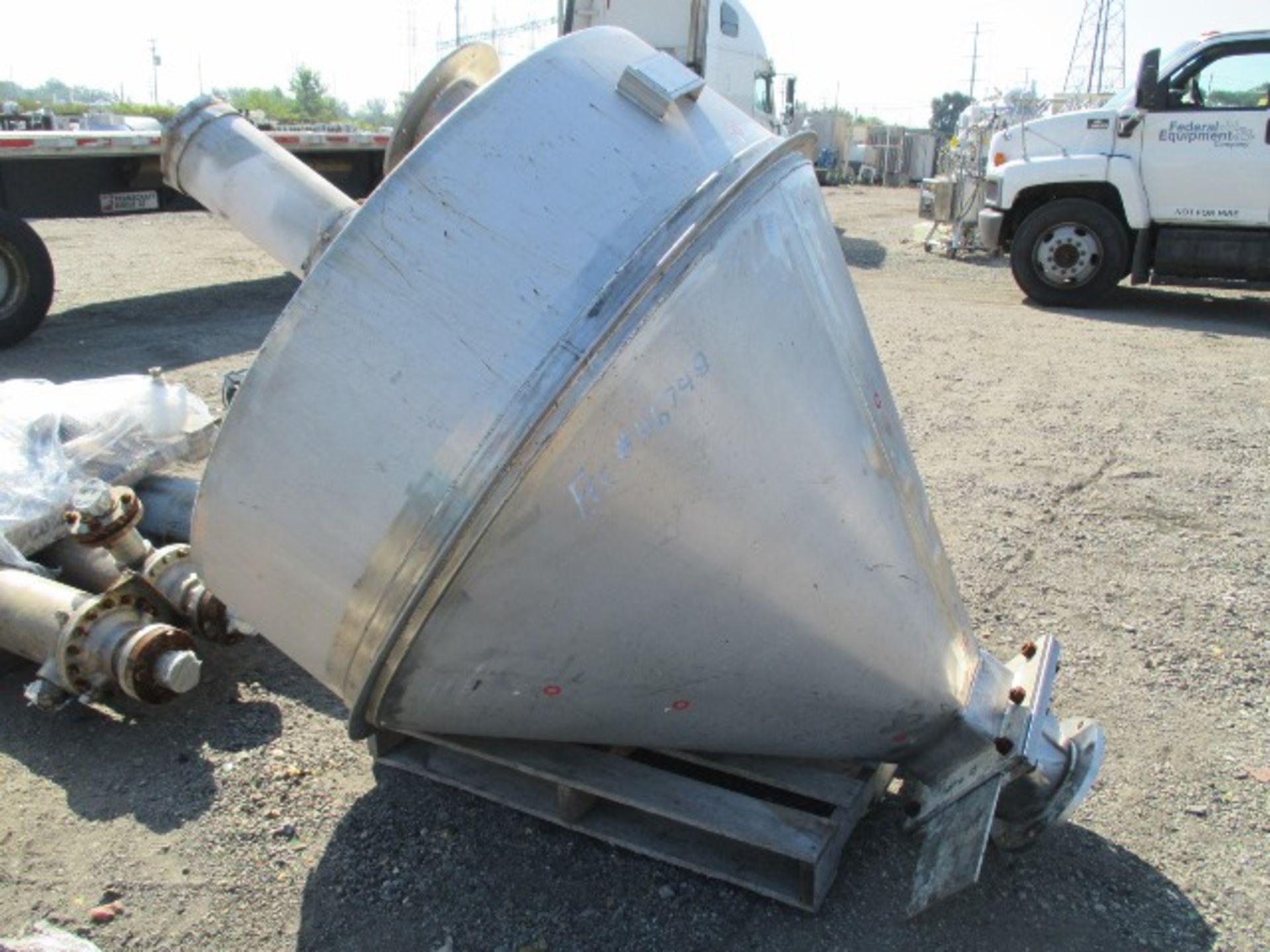 350 GAL STAINLESS STEEL FEED HOPPER - Image 2 of 3