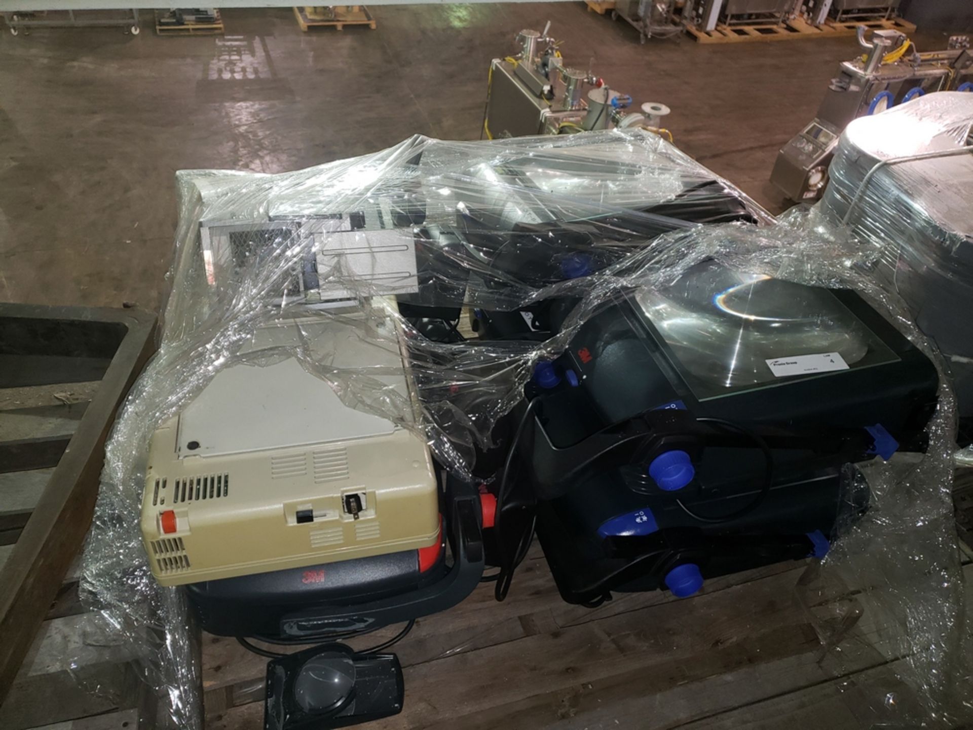 Pallet of Overhead Projectors, approx (7) 3M overhead projectors, on skid - Image 3 of 3