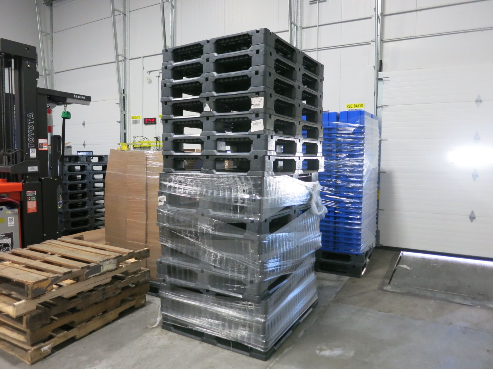 Pallets - Image 6 of 7