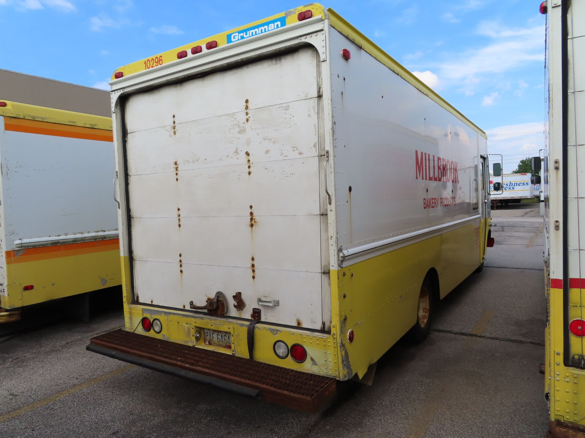 1996 Grumman Olsen Stepvan truck, 1 axle, VIN: 1GBHP32Y7T3315002, Lic. PAF6464, 18' box with - Image 3 of 4