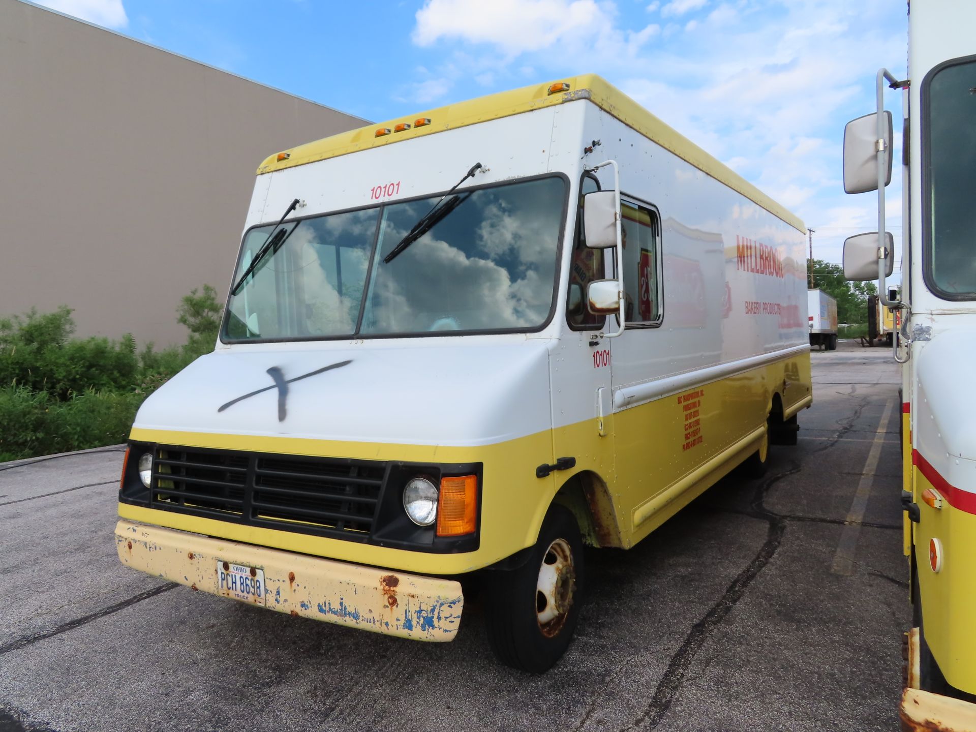 2000 Grumman Olsen Stepvan truck