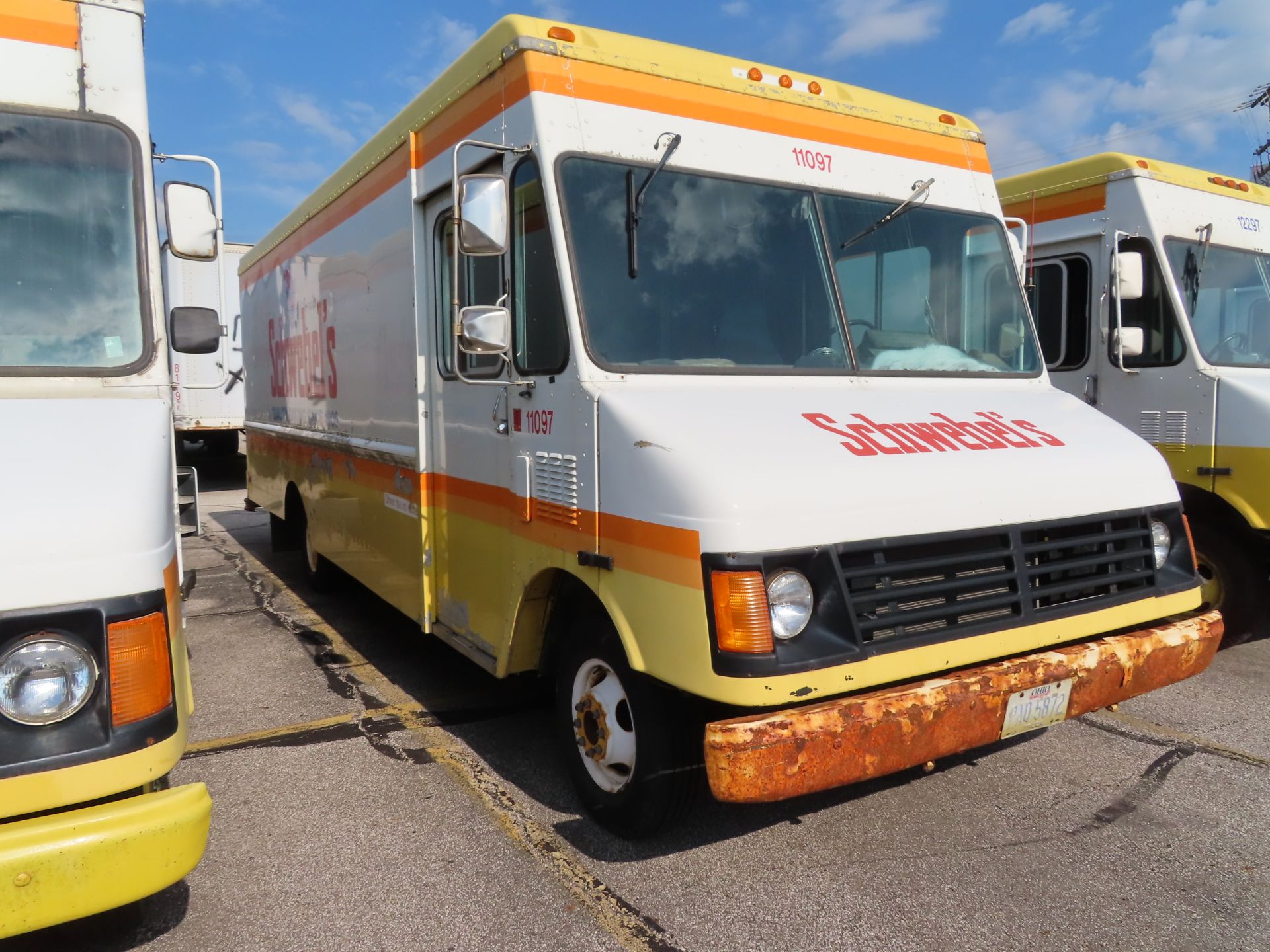 1997 Grumman Olsen Stepvan truck, 1 axle, VIN: 1GBHP32Y9V3311827, 18' box with basket racking, - Image 2 of 4