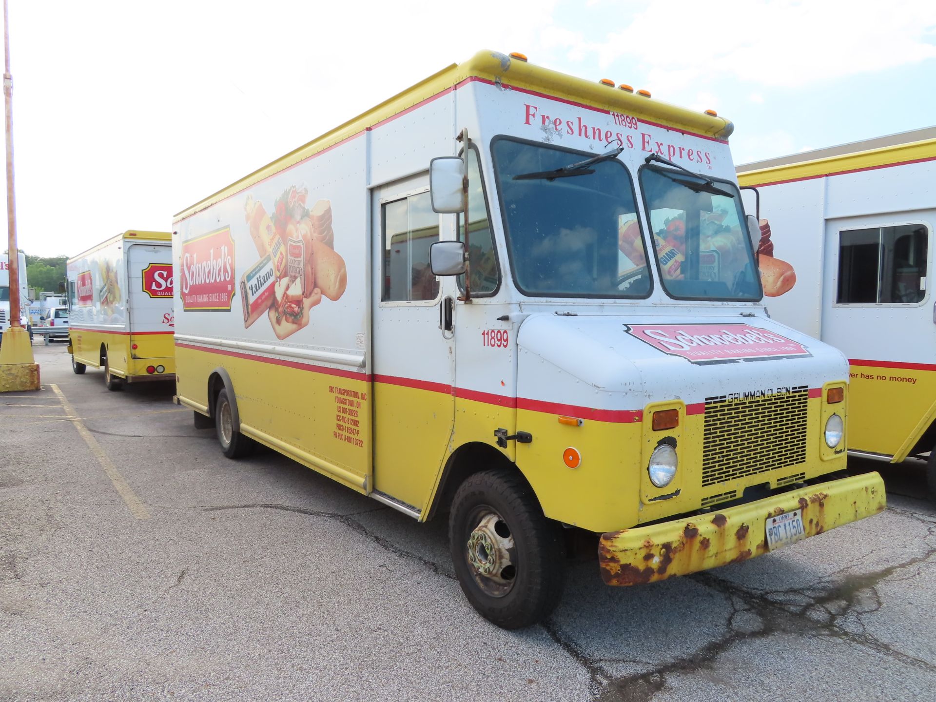 1999 Grumman Olsen Stepvan truck, 1 axle, VIN: 1GBHP32Y4X3305212, 18' box with basket racking, - Image 2 of 3