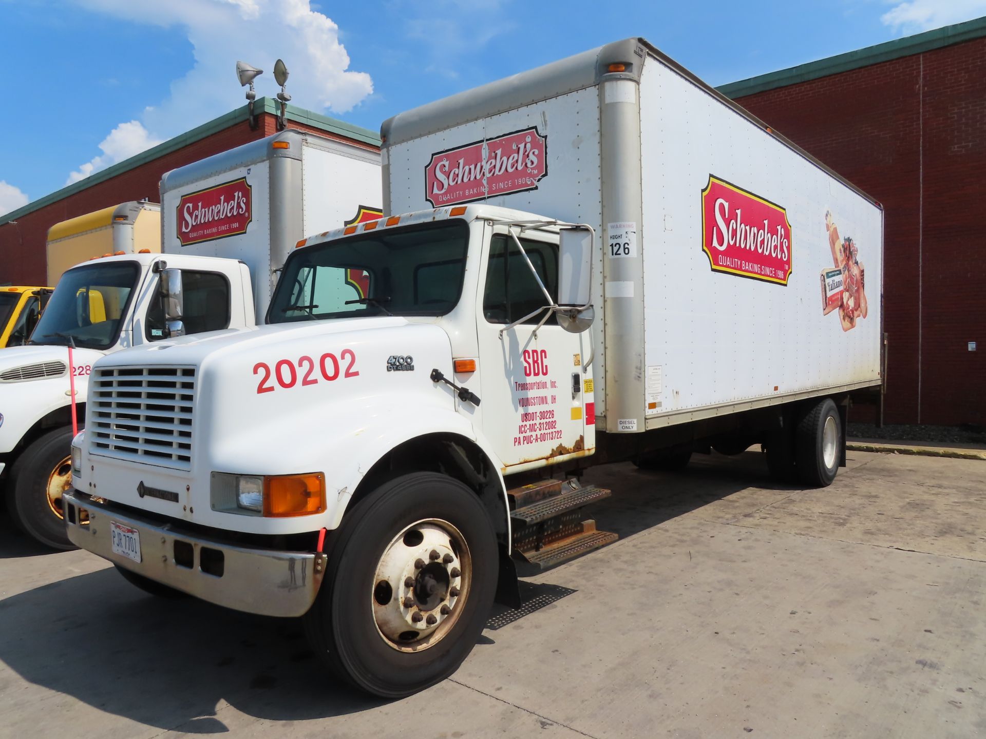 2002 International 24' Bobtail Truck