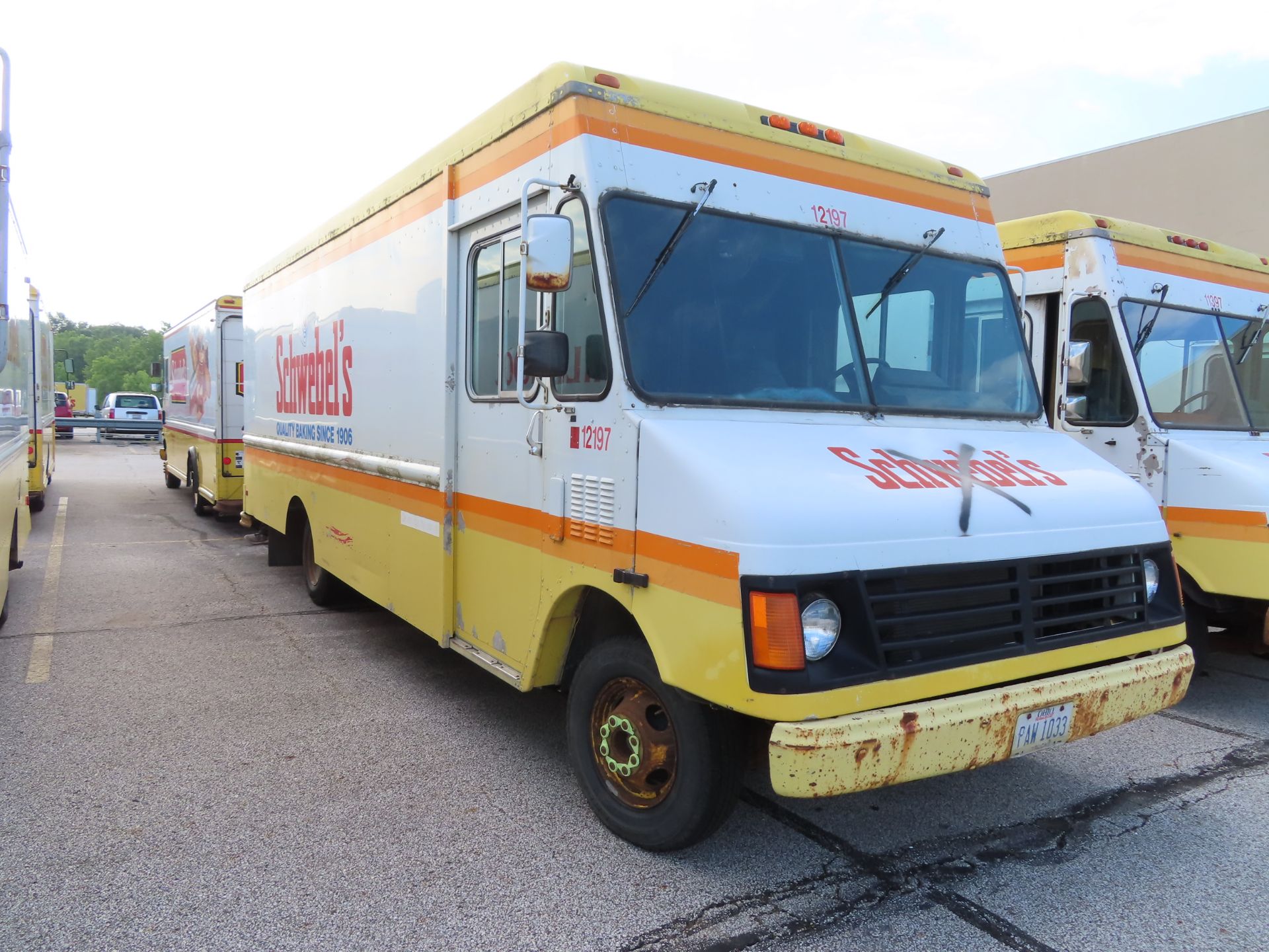 1997 Grumman Olsen Stepvan truck, 1 axle, VIN: 1GBHP32Y4V3311802, 18' box with basket racking, - Image 2 of 4