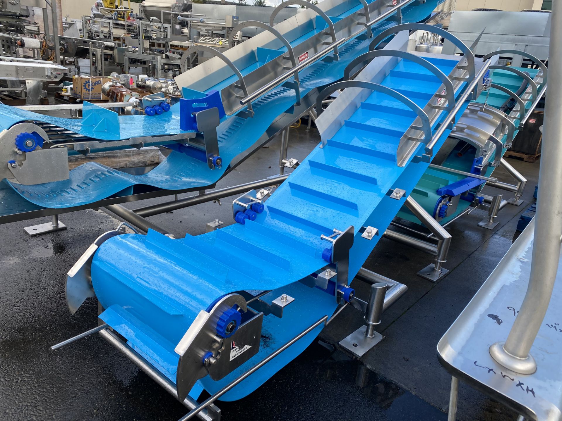 Inclined belt conveyor