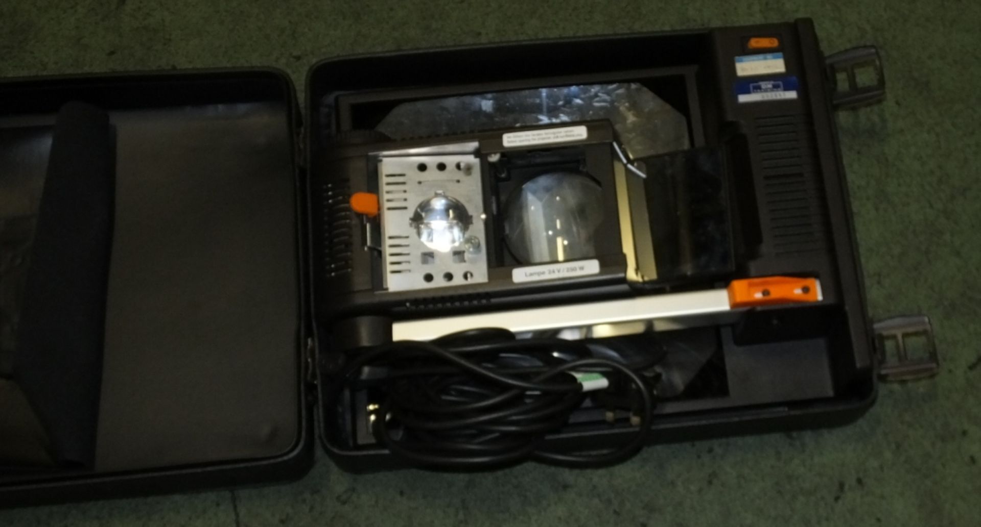 Overhead Projector in carry case - Image 2 of 2