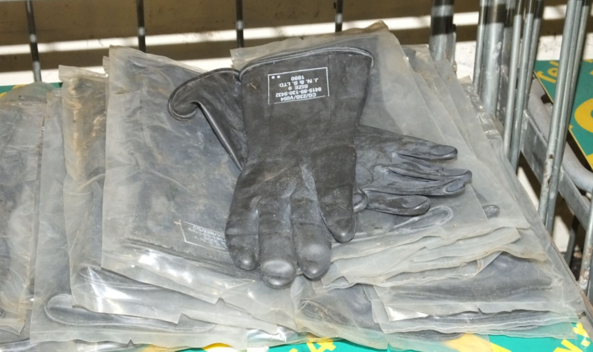 36 pairs - Size 9 Rubber gloves - Image 2 of 2