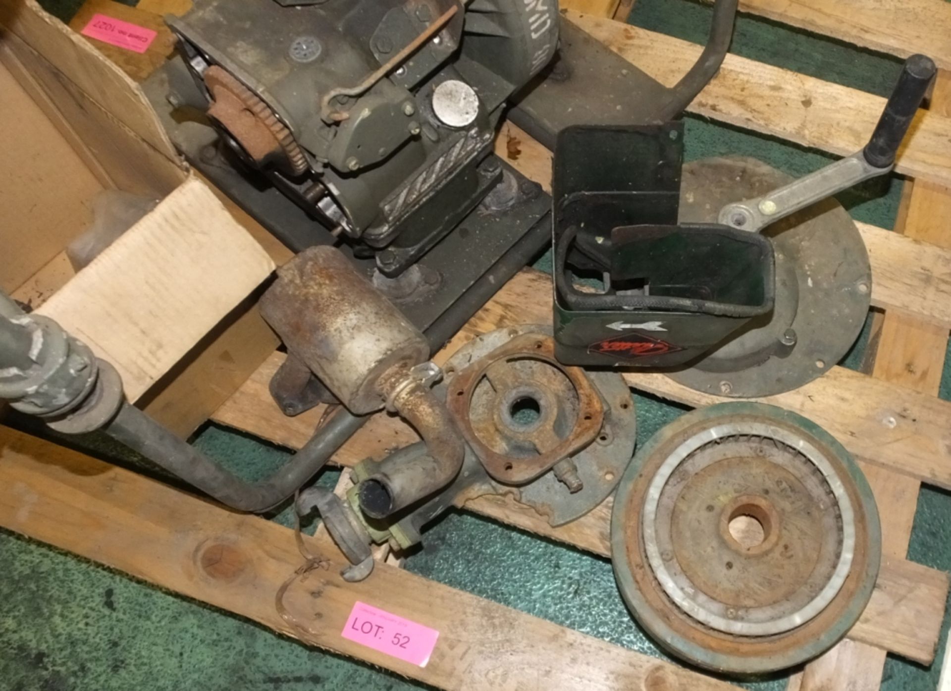 Lister Petter engine frame - broken pump (as spares) - Image 3 of 3