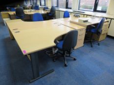 3 X LIGHTWOOD EFFECT L-SHAPED OFFICE DESKS (FOR FULL CONTENTS SEE DESCRIPTION)