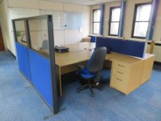 4 X LIGHTWOOD EFFECT L-SHAPED OFFICE DESKS (FOR FULL CONTENTS SEE DESCRIPTION)