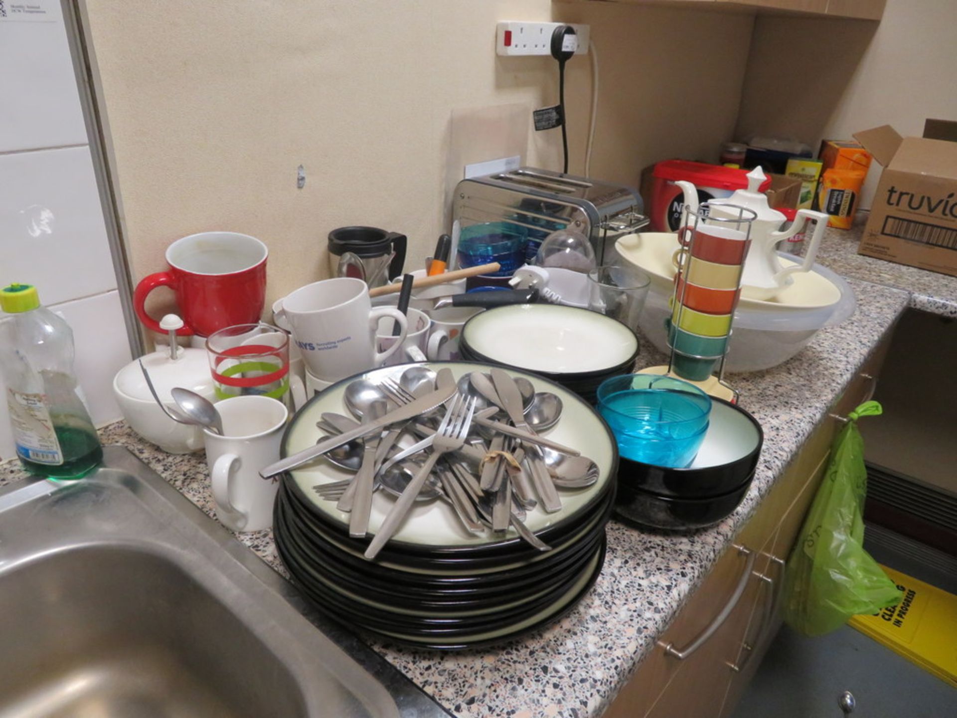 LOOSE AND REMOVABLE CONTENTS OF OFFICE KITCHEN (FOR FULL CONTENTS SEE DESCRIPTION) - Image 2 of 2