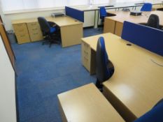 2 X LIGHTWOOD EFFECT L-SHAPED OFFICE DESKS (FOR FULL CONTENTS SEE DESCRIPTION)