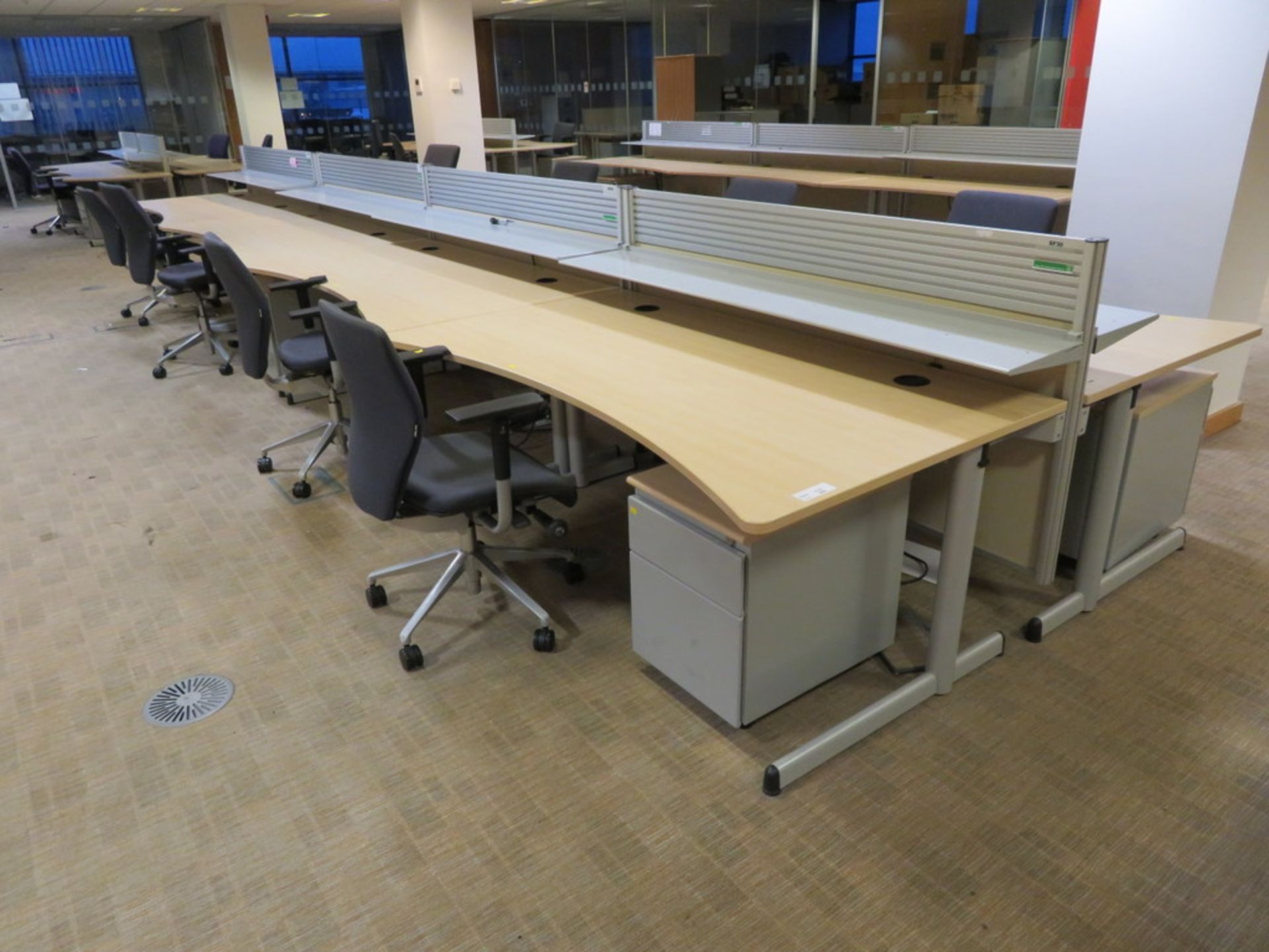 8 X LIGHTWOOD EFFECT OFFICE DESKS, 8 X SWIVEL CHAIRS, 6 X PEDESTALS AND - Bild 3 aus 3