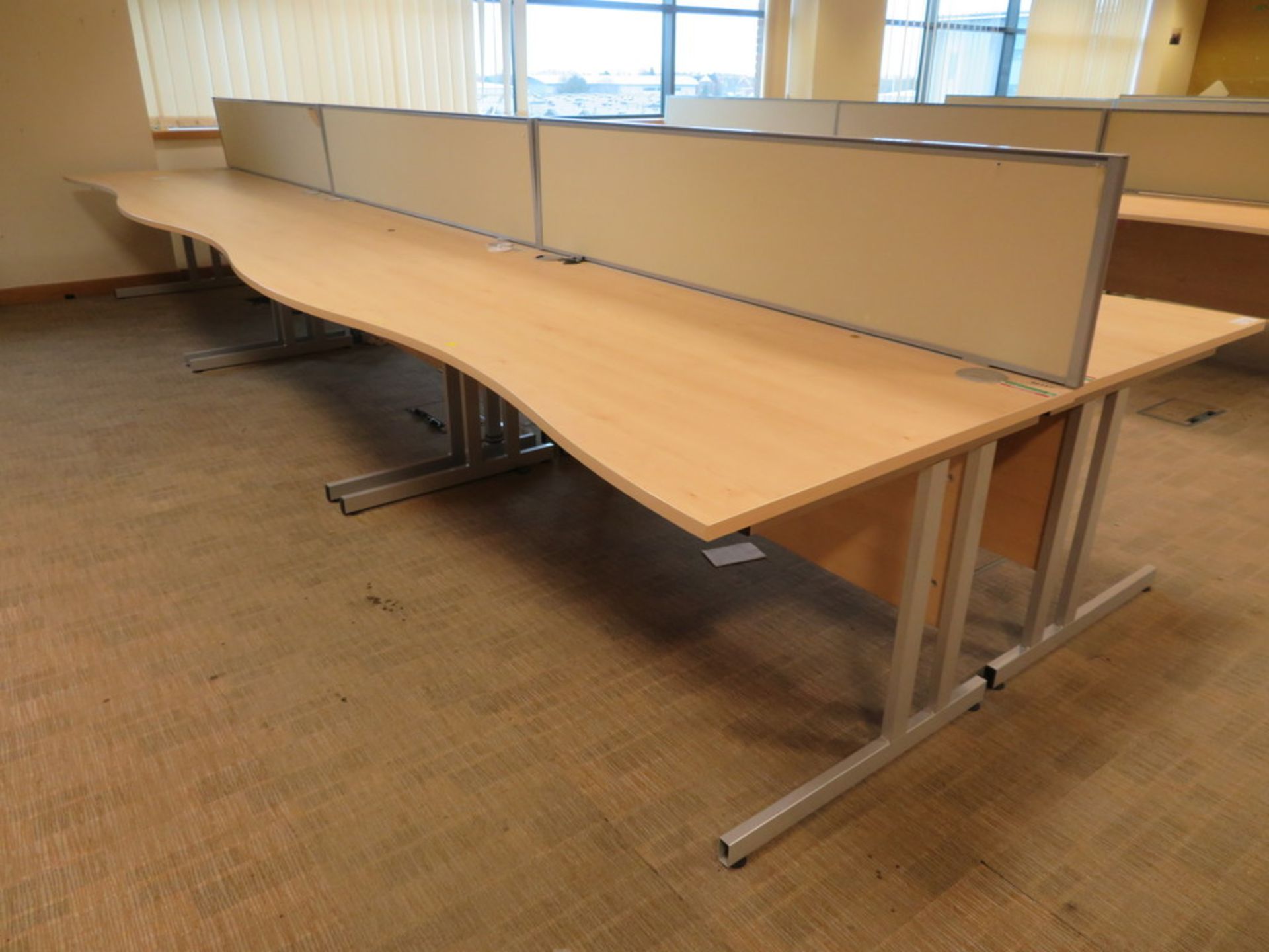 6 X LIGHTWOOD EFFECT CURVED FRONT OFFICE DESKS AND 3 X DESK DIVIDERS - Bild 3 aus 3