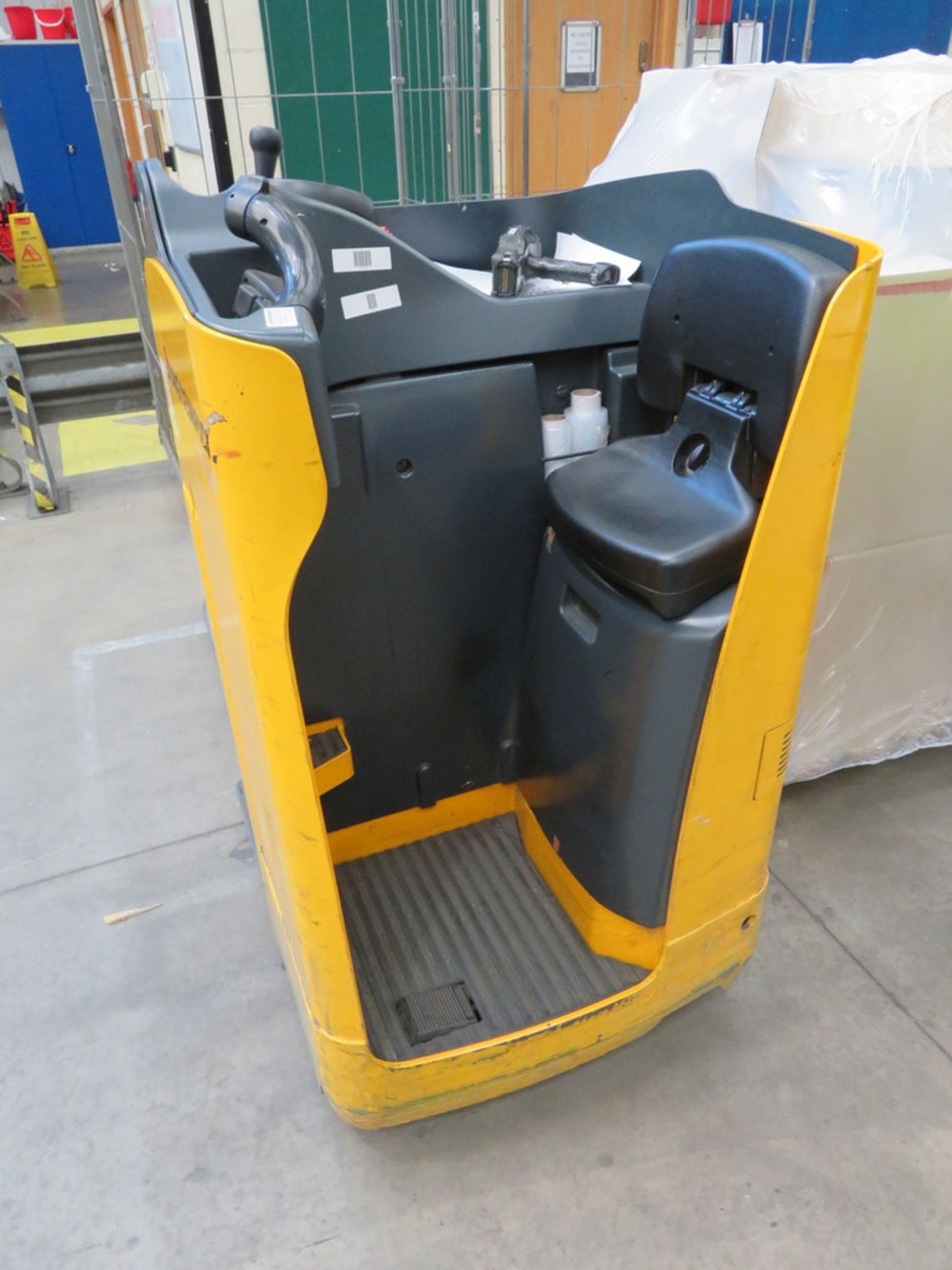 2006 JUNGHEINRICH MODEL ESE 120 2000KG RIDE-ON ELECTRIC PALLET TRUCK - Image 2 of 3