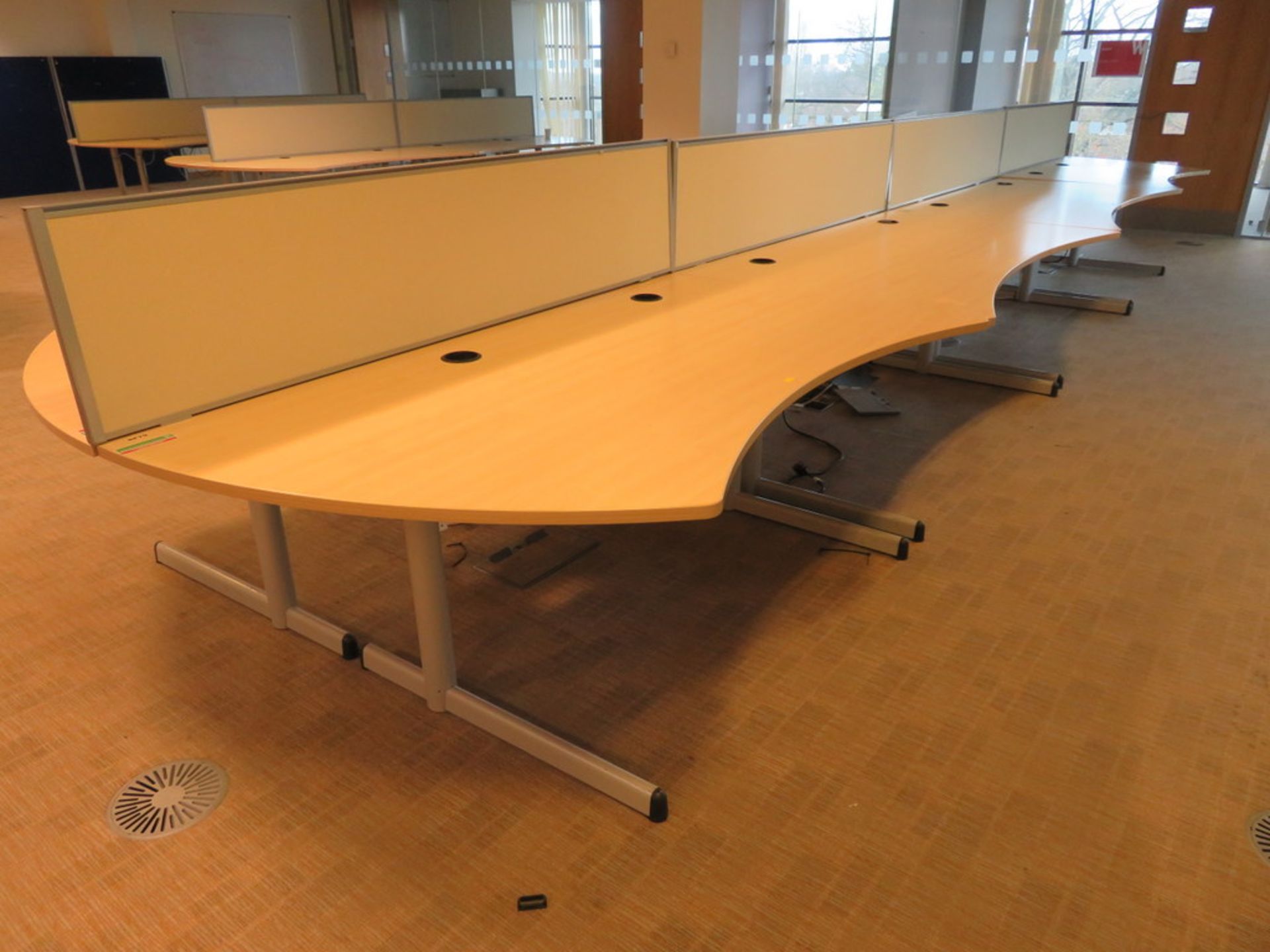 8 X LIGHTWOOD EFFECT CURVED FRONT OFFICE DESKS AND 4 X DESK DIVIDERS - Bild 2 aus 3