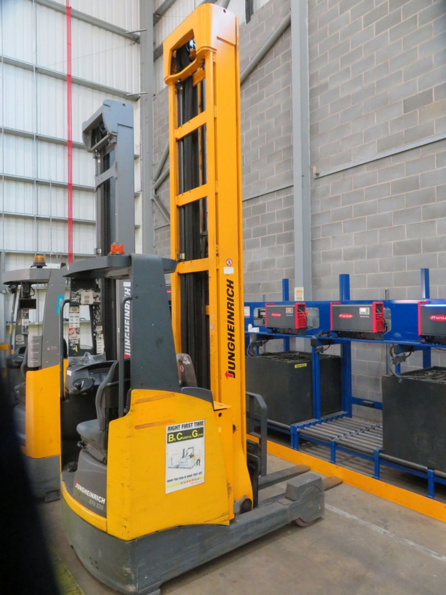 2006 JUNGHEINRICH MODEL ETV 320 2000KG ELECTRIC REACH TRUCK - Image 2 of 6