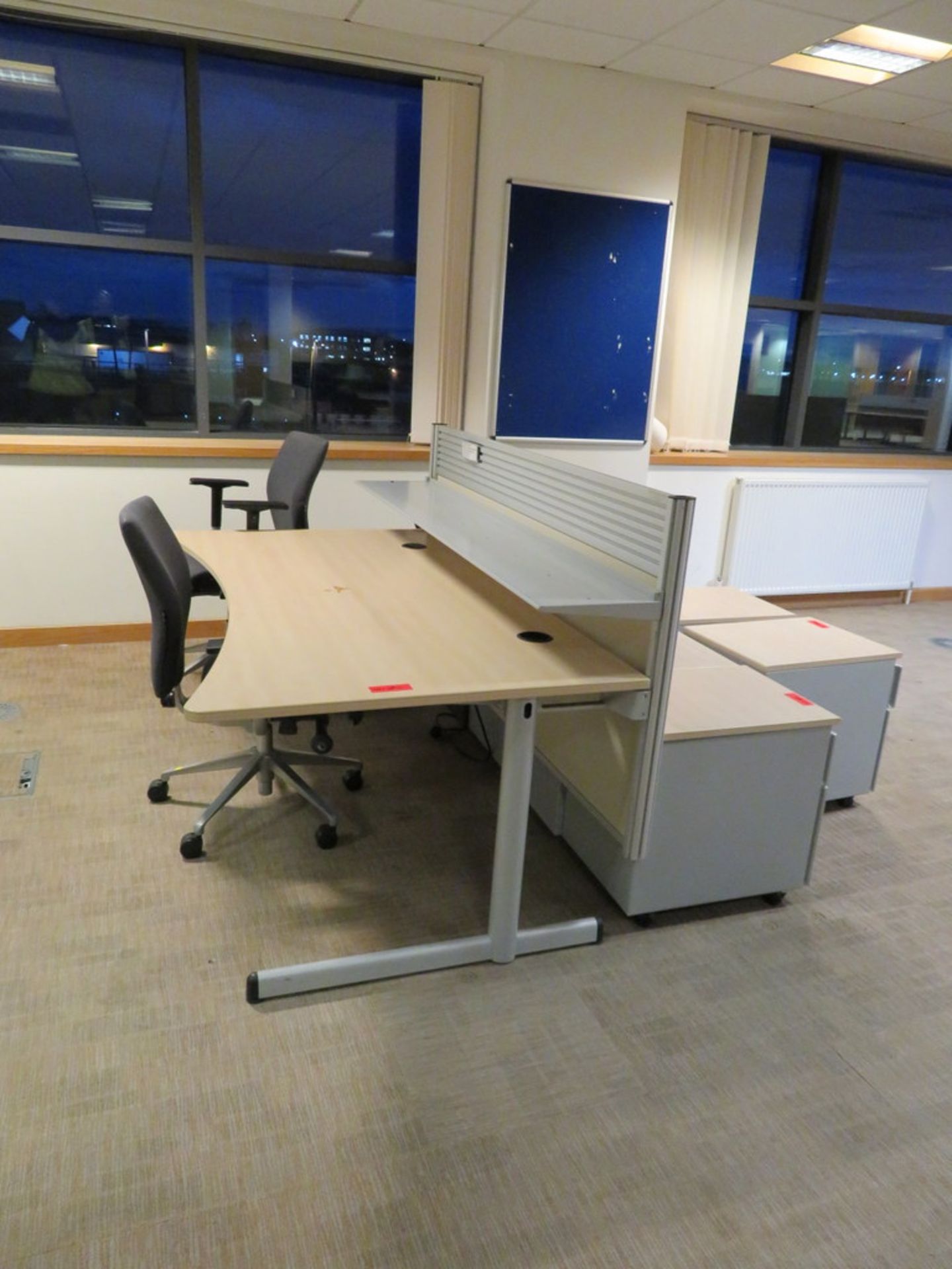 3 X LIGHTWOOD EFFECT CURVED FRONT OFFICE DESKS WITH DIVIDERS, 2 X SWIVEL - Image 4 of 4