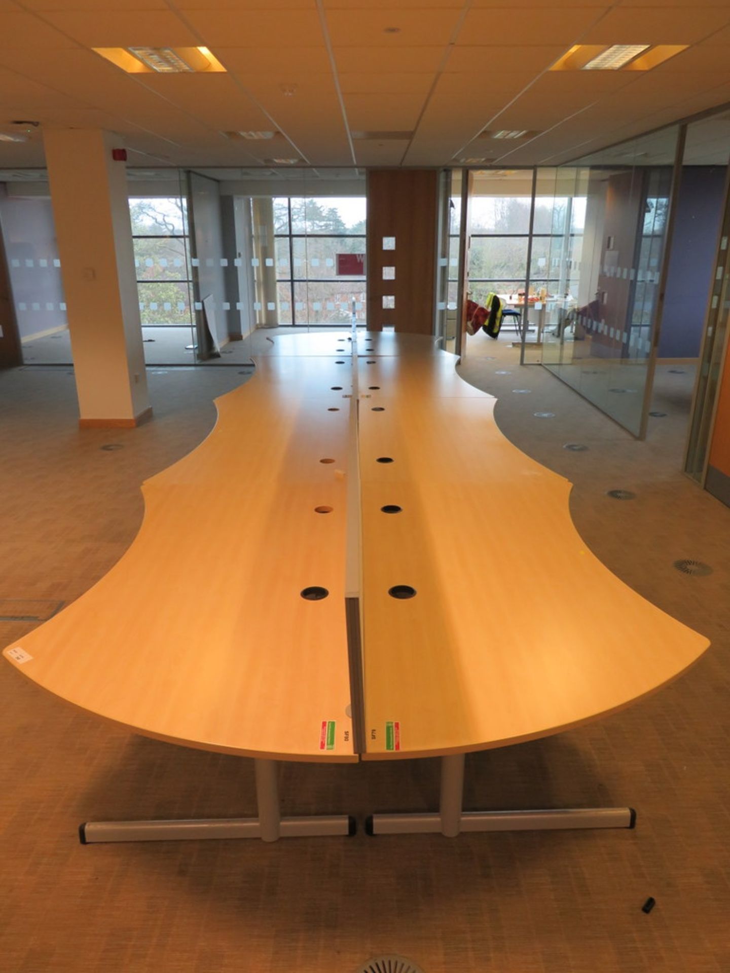 8 X LIGHTWOOD EFFECT CURVED FRONT OFFICE DESKS AND 4 X DESK DIVIDERS - Bild 3 aus 3