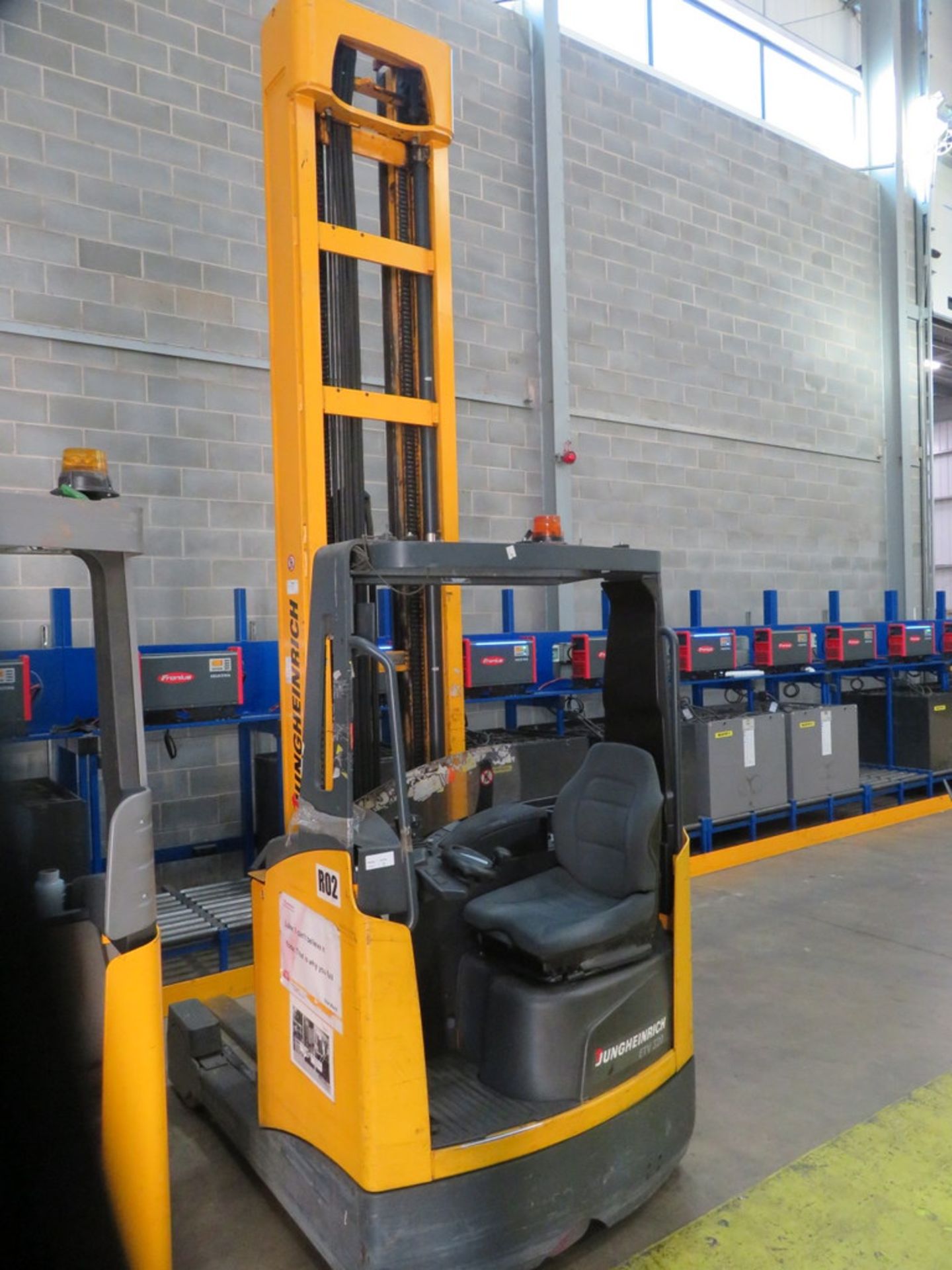 2006 JUNGHEINRICH MODEL ETV 320 2000KG ELECTRIC REACH TRUCK - Image 3 of 6