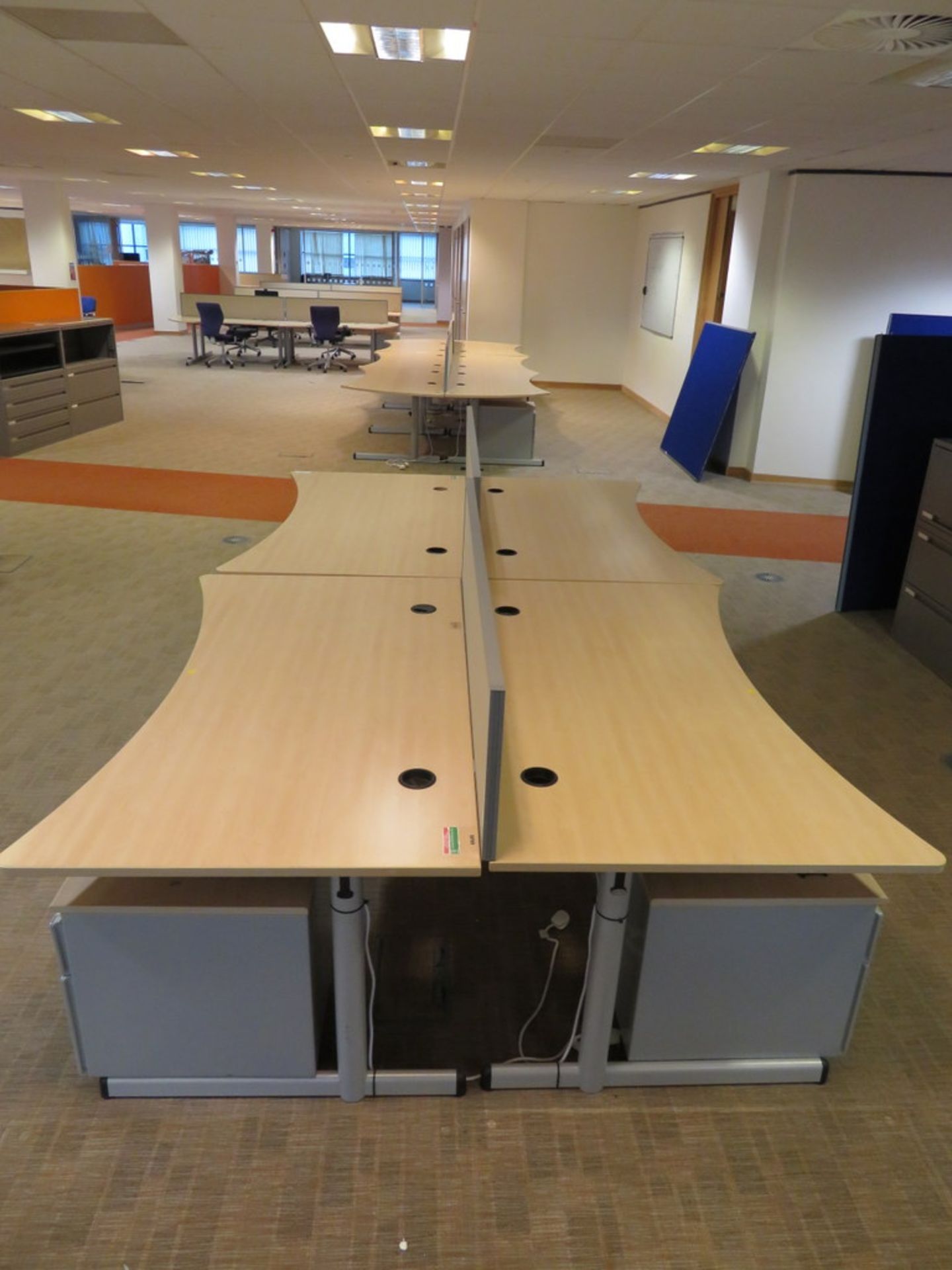 4 X LIGHTWOOD EFFECT CURVED FRONT OFFICE DESKS, 3 X PEDESTALS - Bild 3 aus 3