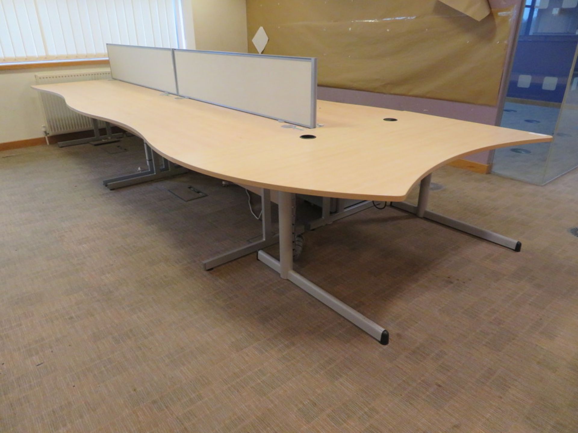 5 X LIGHTWOOD EFFECT CURVED FRONT OFFICE DESKS AND 2 X DESK DIVIDERS - Bild 3 aus 3