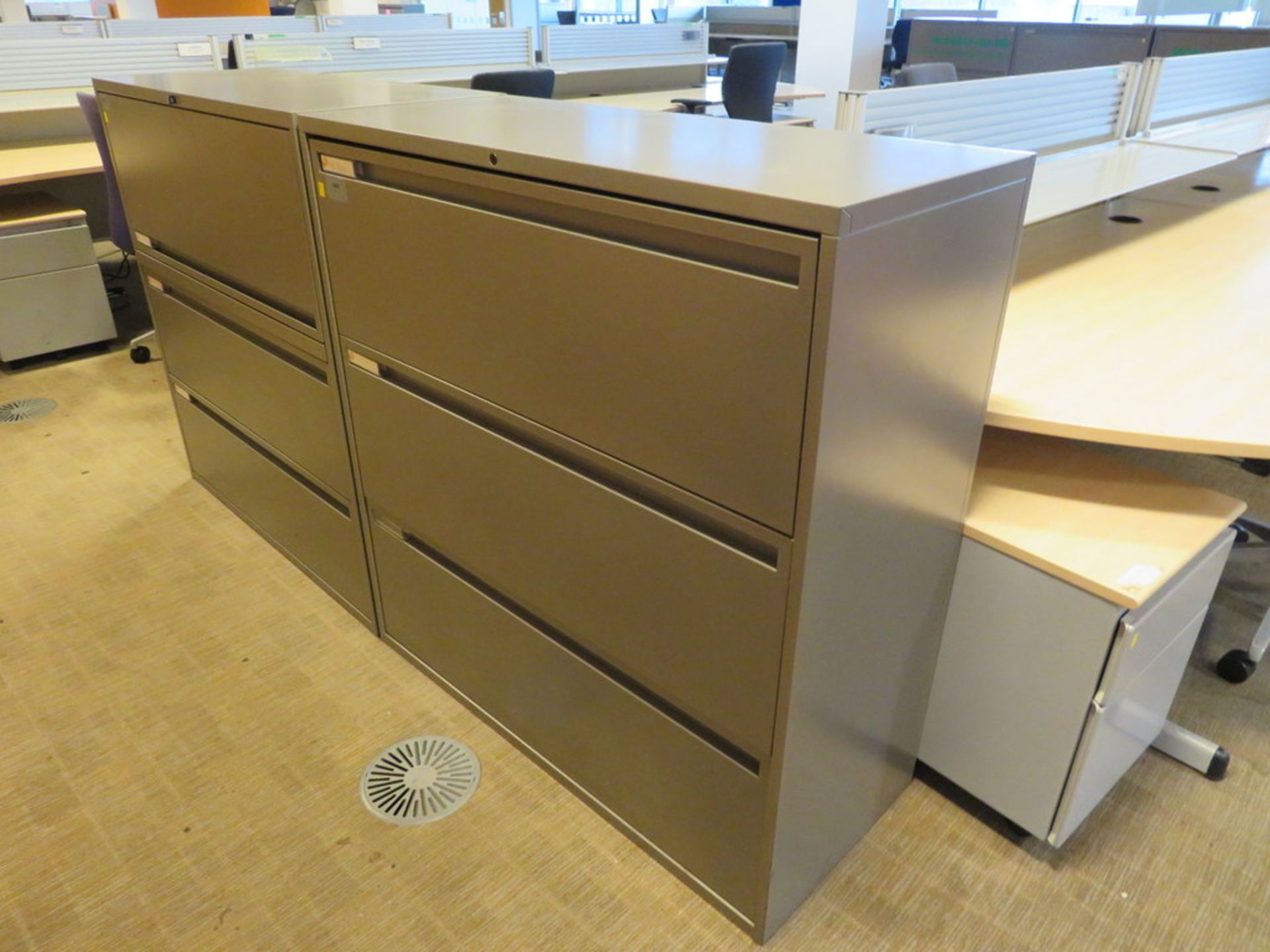 4 X LIGHTWOOD EFFECT CURVED FRONT OFFICE DESKS WITH DIVIDERS, 4 X SWIVEL - Image 3 of 3