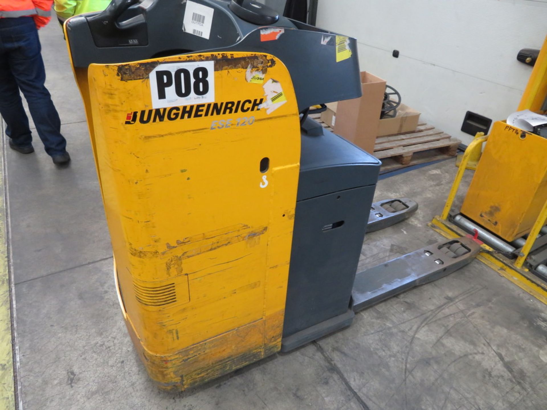 2006 JUNGHEINRICH MODEL ESE 120 2000KG RIDE-ON ELECTRIC PALLET TRUCK - Image 2 of 5