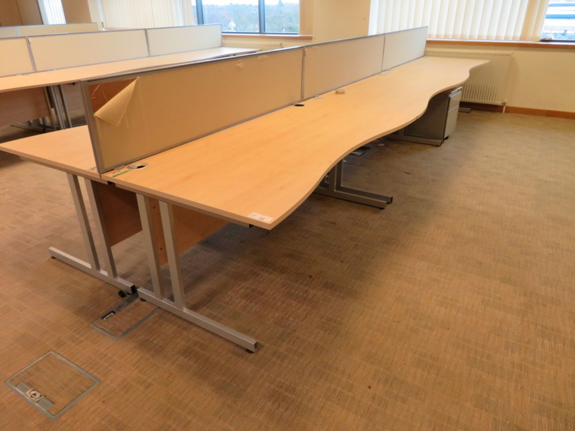 6 X LIGHTWOOD EFFECT CURVED FRONT OFFICE DESKS AND 3 X DESK DIVIDERS - Bild 3 aus 3