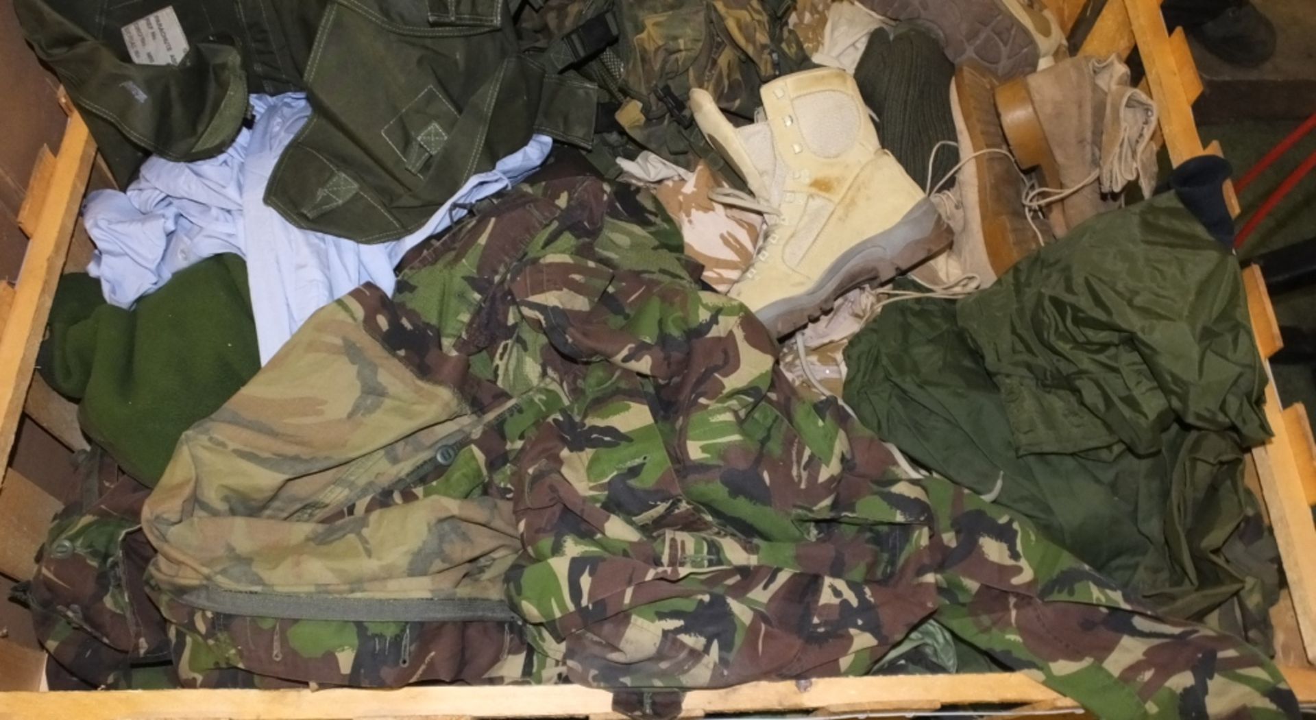 Military clothing - Boots, Jackets, Jumpers, Trousers, Shirts, Holdall bags - Image 2 of 3