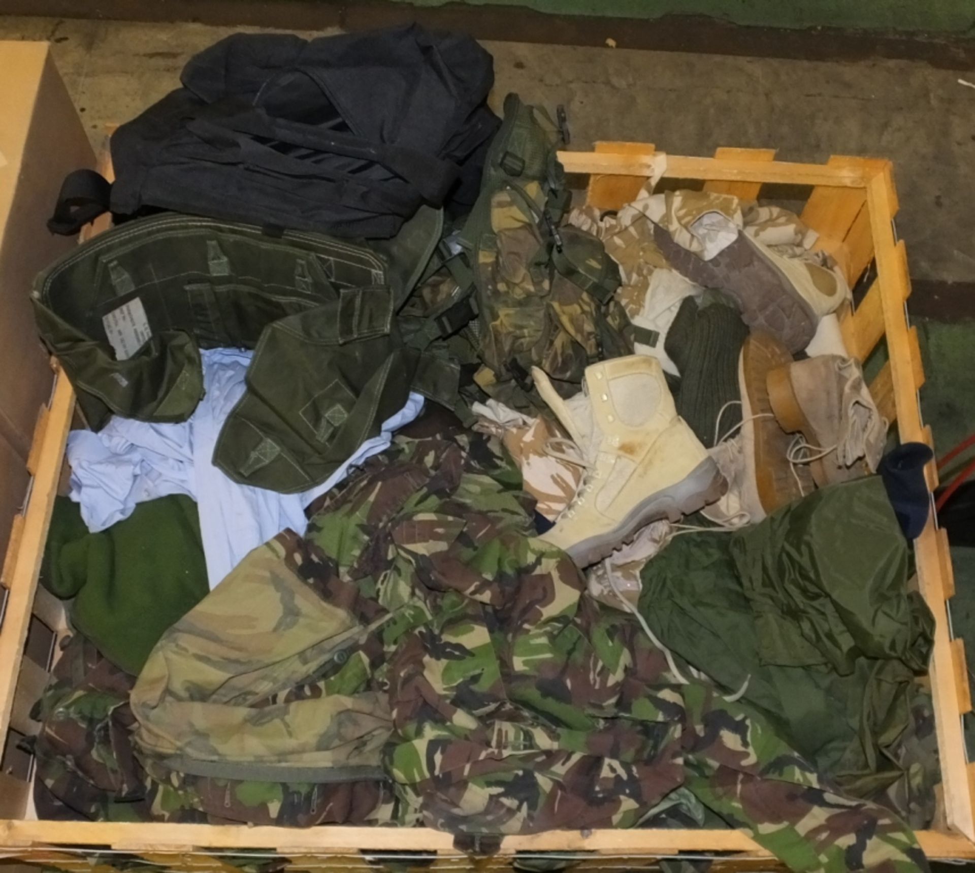 Military clothing - Boots, Jackets, Jumpers, Trousers, Shirts, Holdall bags