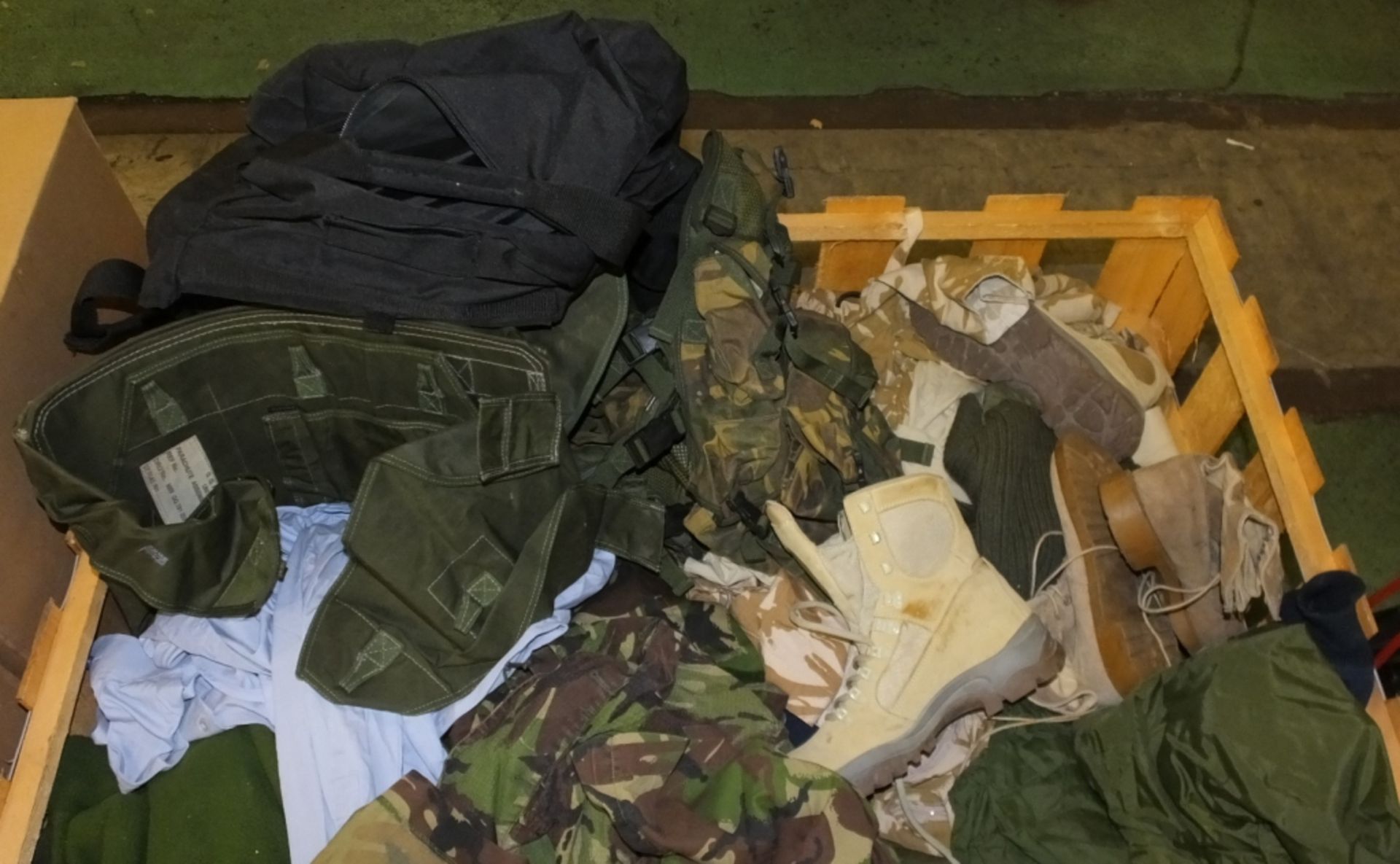 Military clothing - Boots, Jackets, Jumpers, Trousers, Shirts, Holdall bags - Image 3 of 3