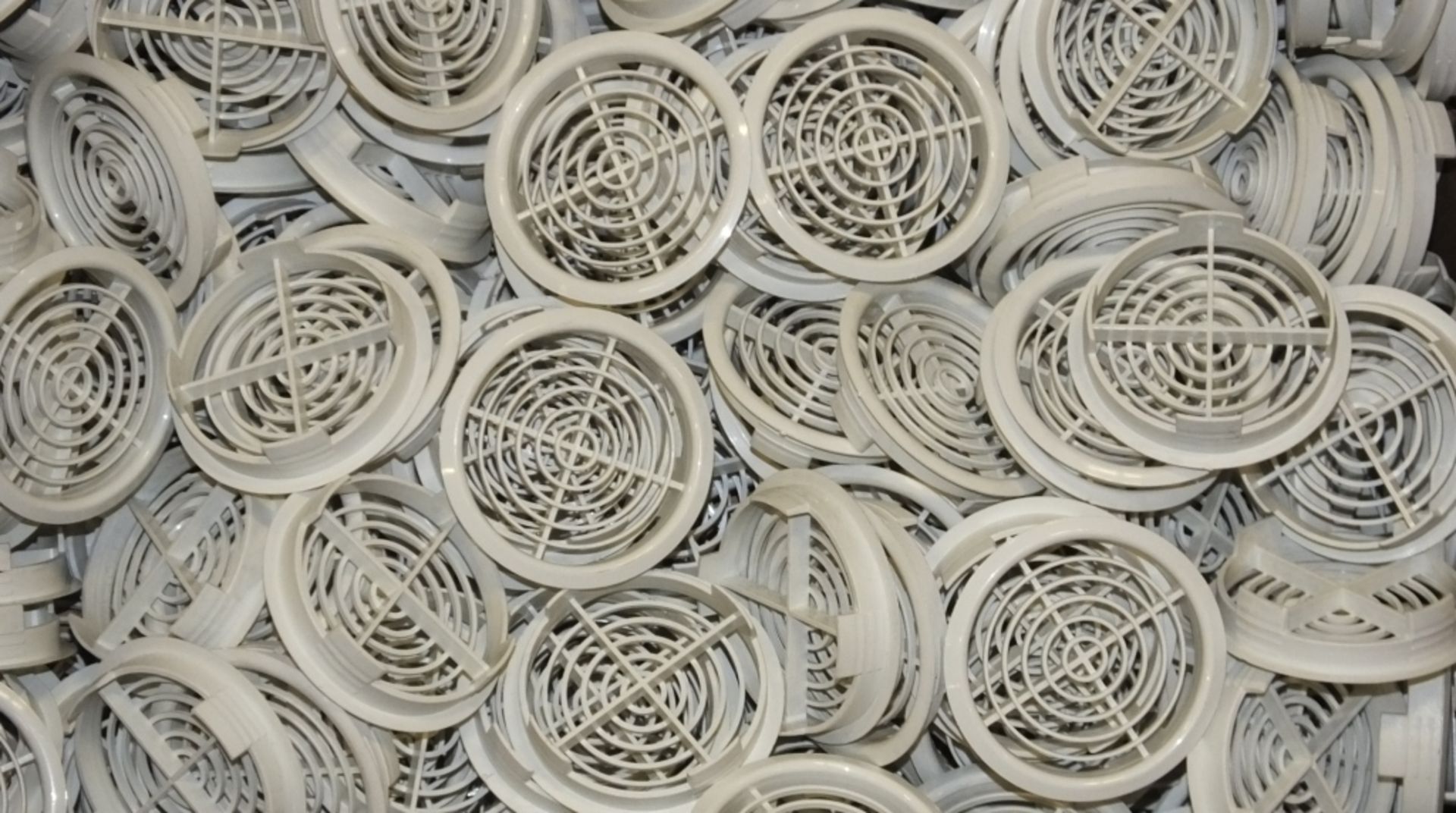 Approx 200 White Round Air Vents - Bild 2 aus 2