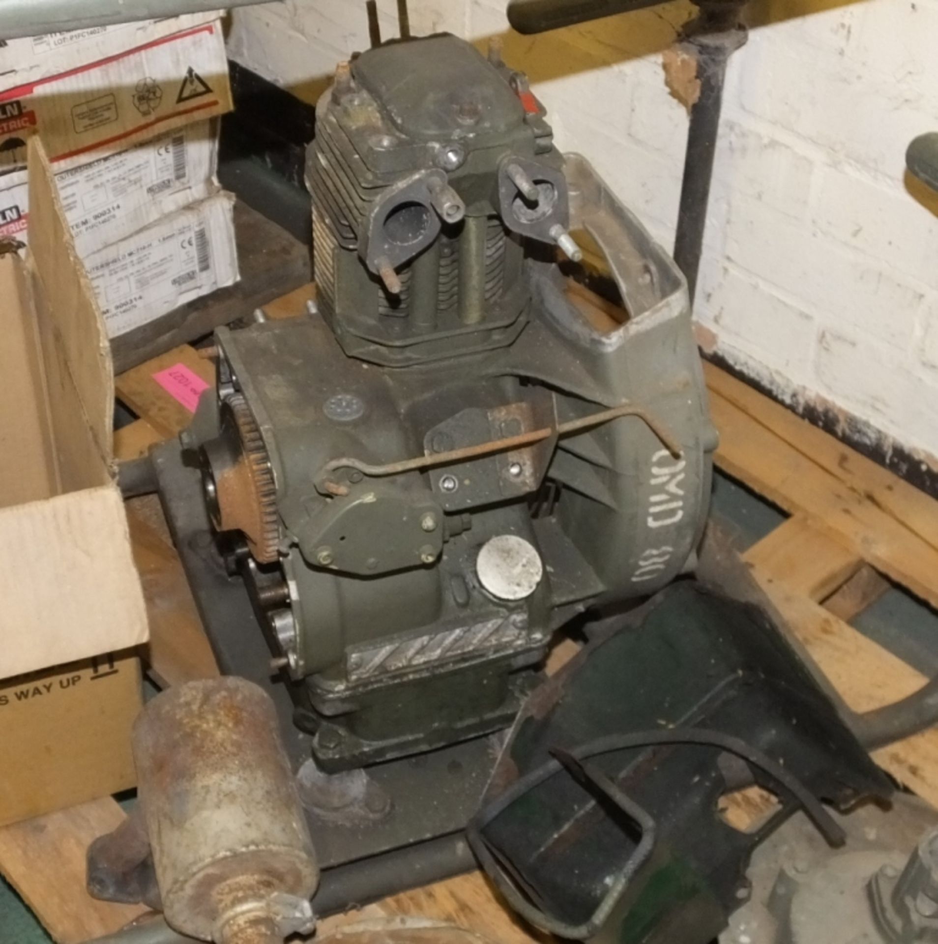 Lister Petter engine frame - broken pump (as spares) - Image 3 of 3