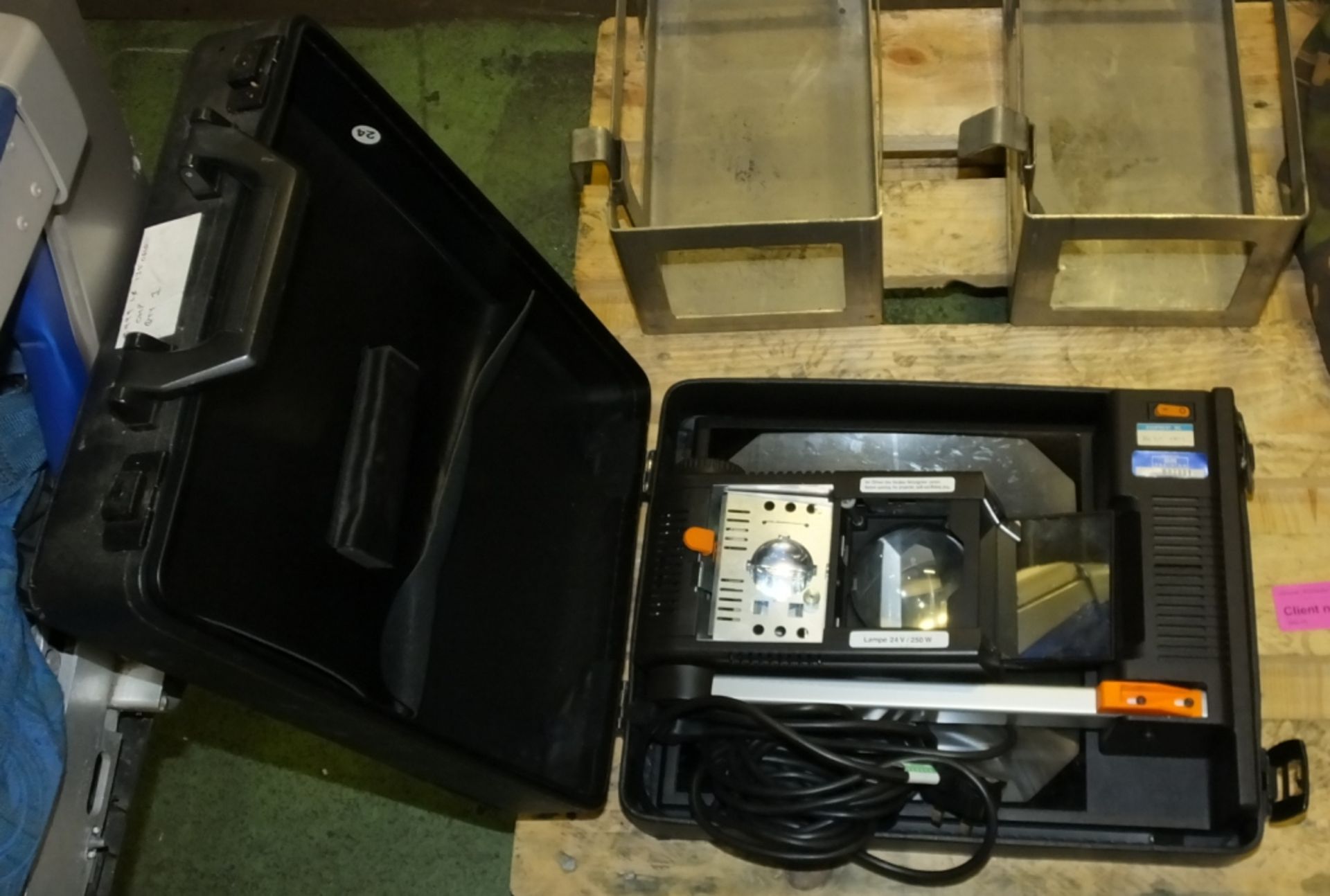 Overhead projector in carry case