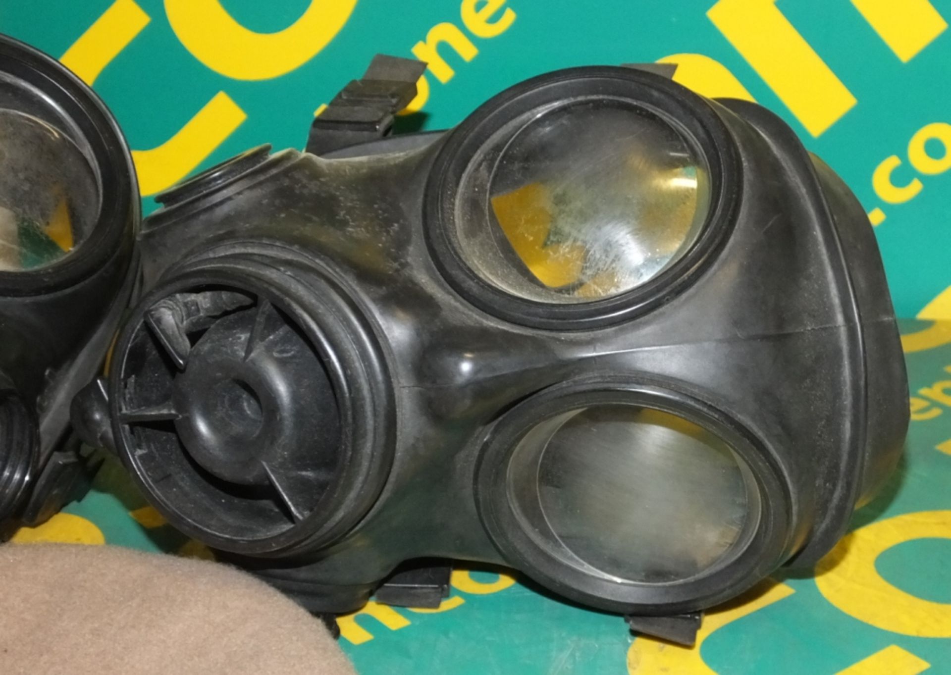 2x Gas masks, SAS beret - Bild 2 aus 2
