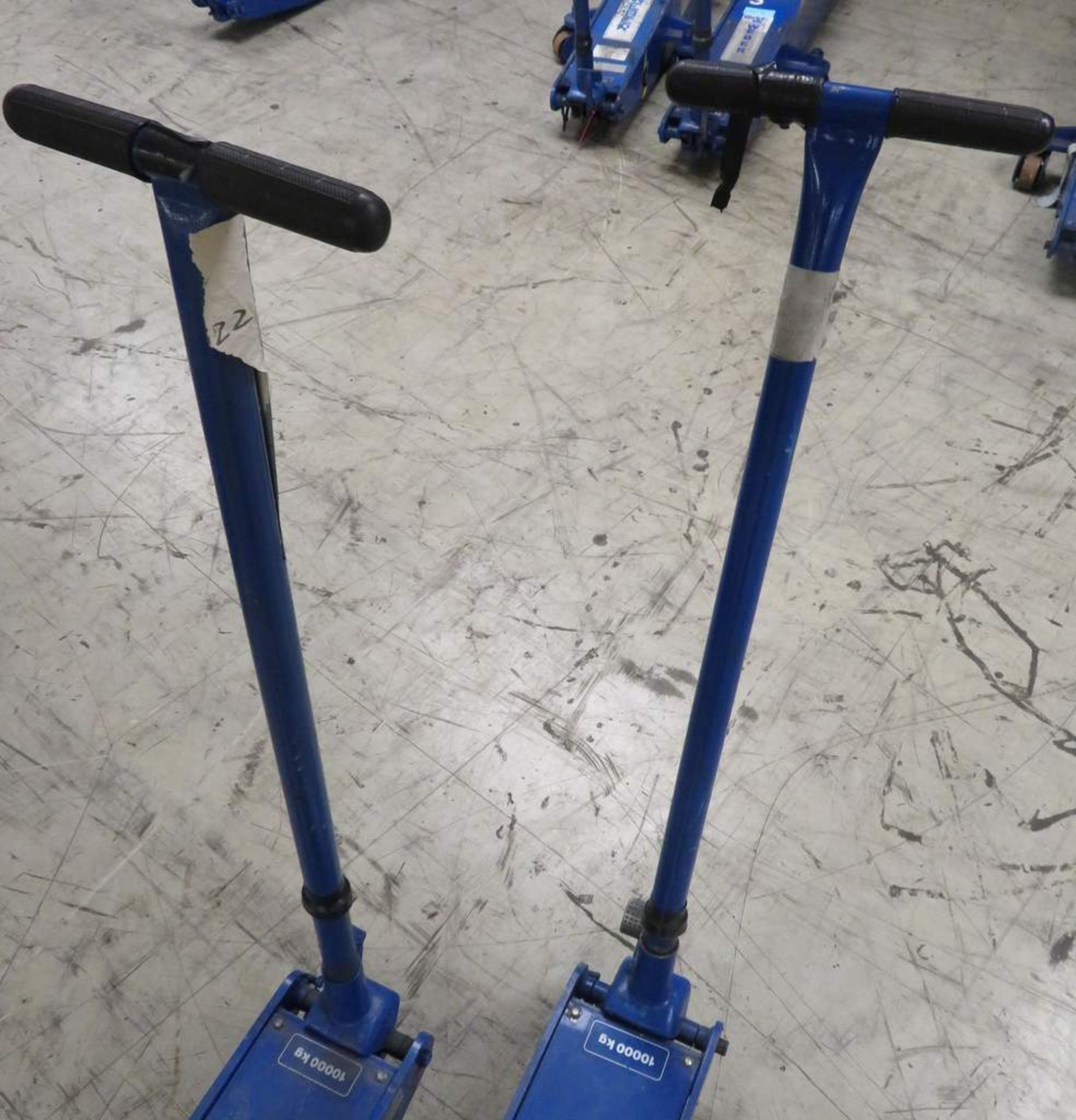 2x Weber 10 Tonne Vehicle Trolley Jacks Complete With Handle - WDK100LQ - Working Condition - Image 8 of 9