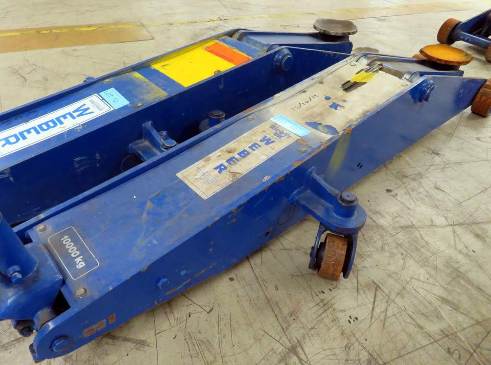 2x Weber 10 Tonne Vehicle Trolley Jacks Complete With Handle - WDK100LQ - Working Condition - Image 6 of 9