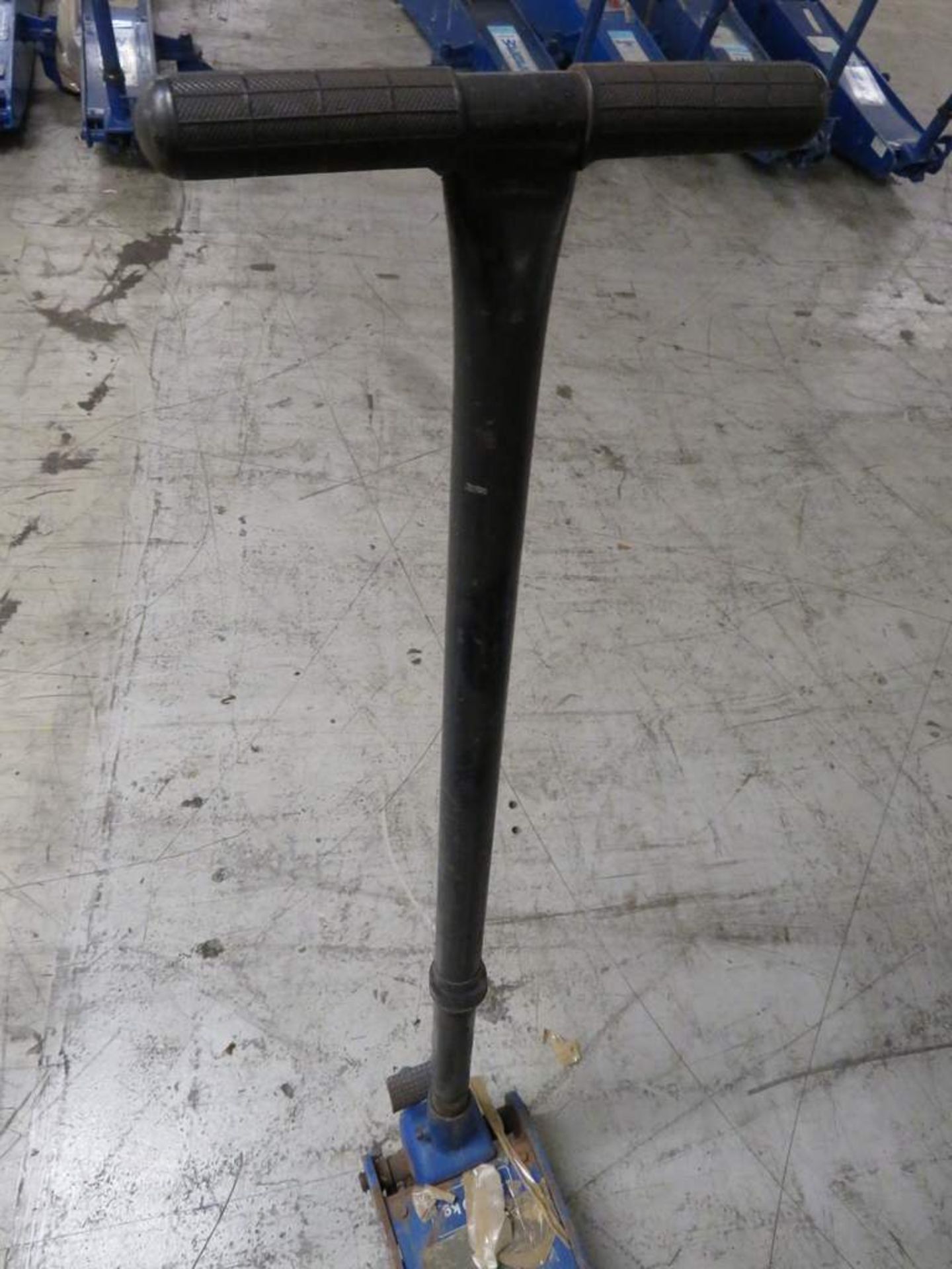 Weber 10 Tonne Vehicle Trolley Jack Complete With Handle - WDK100LQ - Working Condition - Image 6 of 7