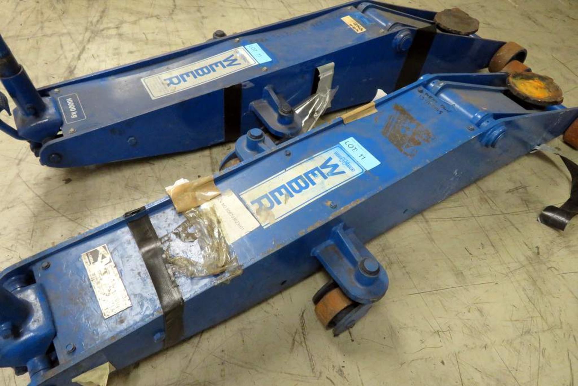 2x Weber 10 Tonne Vehicle Trolley Jacks Complete With Handle - WDK100LQ - Working Condition - Image 4 of 8