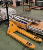 Pallet Truck 2000kg.