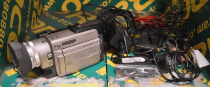 Sony DCR-TRV900E Digital Video Camera Recorder. Chargers & Leads.