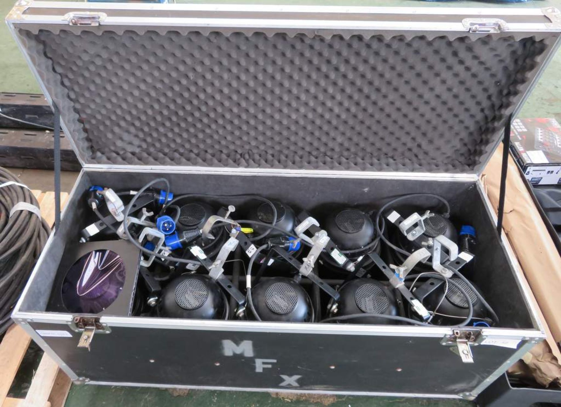 10x Par 64’s, CP lamps, clamps & gel frames - complete with flight case - Image 2 of 8