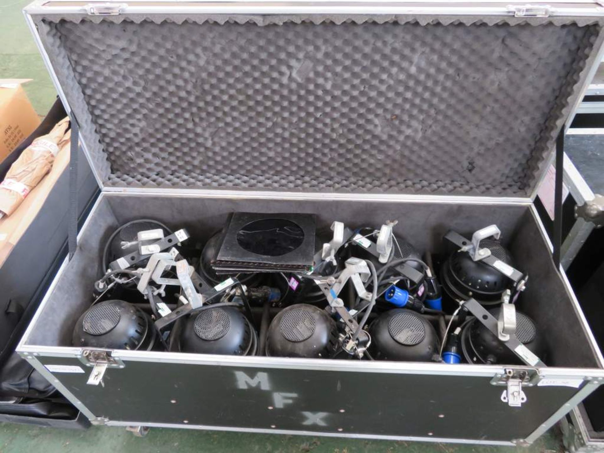 10x Par 64’s, CP lamps, clamps & gel frames - complete with flight case - Image 2 of 8