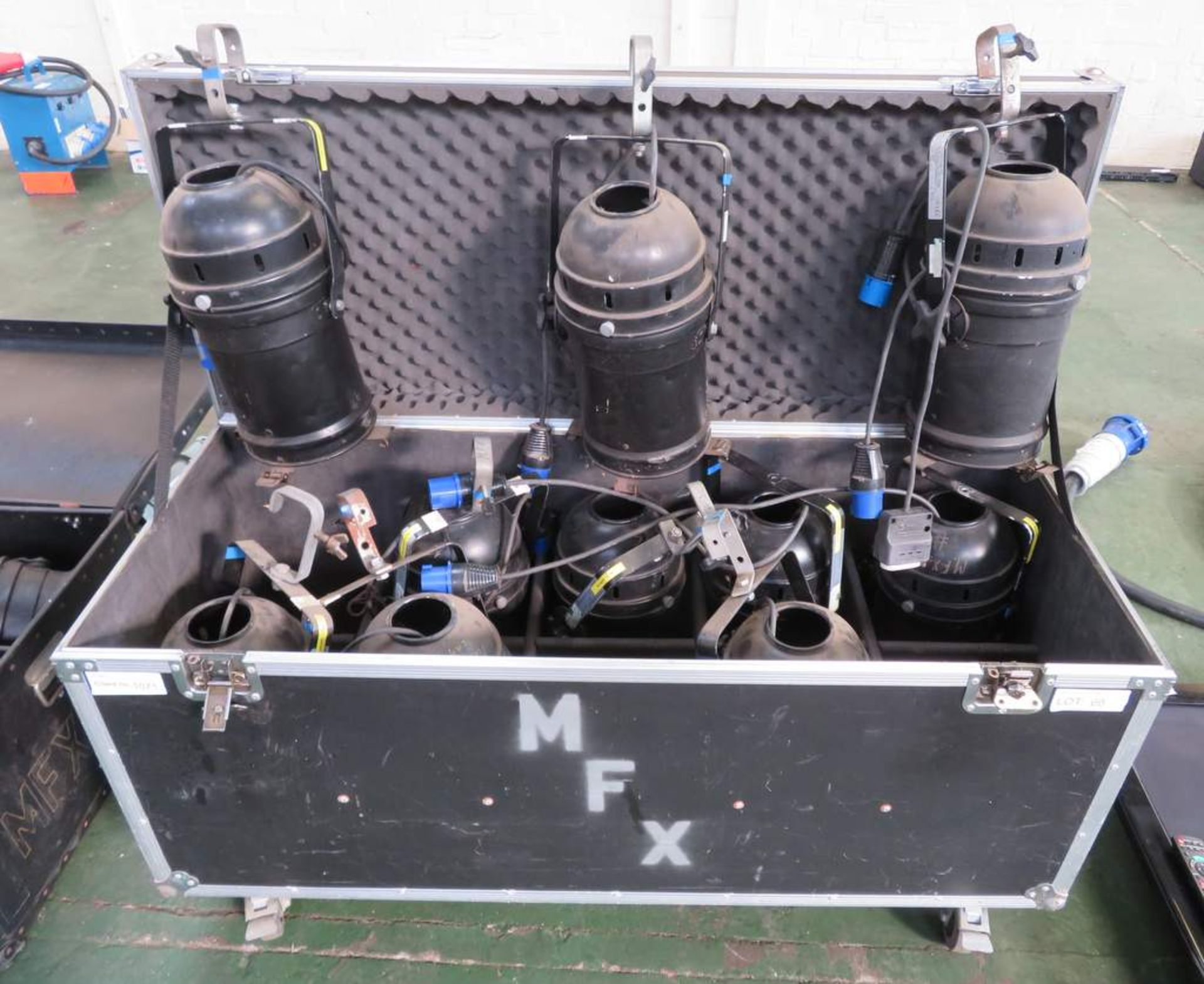 10x Par 64, par safe holders, no lamps complete with flightcase - Image 3 of 6