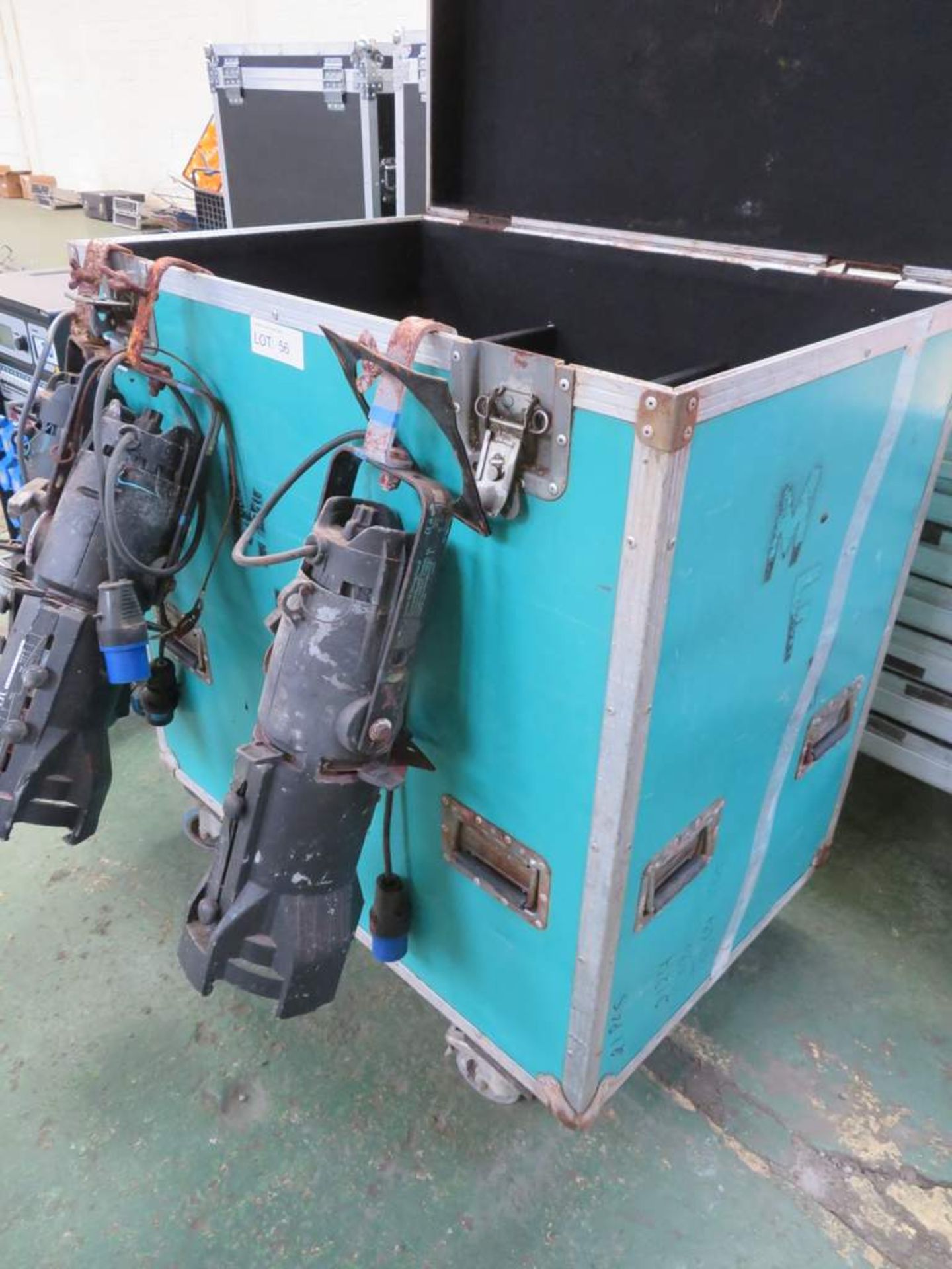 Divided flightcase containing 5 Source 4 junior zooms - Water Damaged - Image 5 of 11