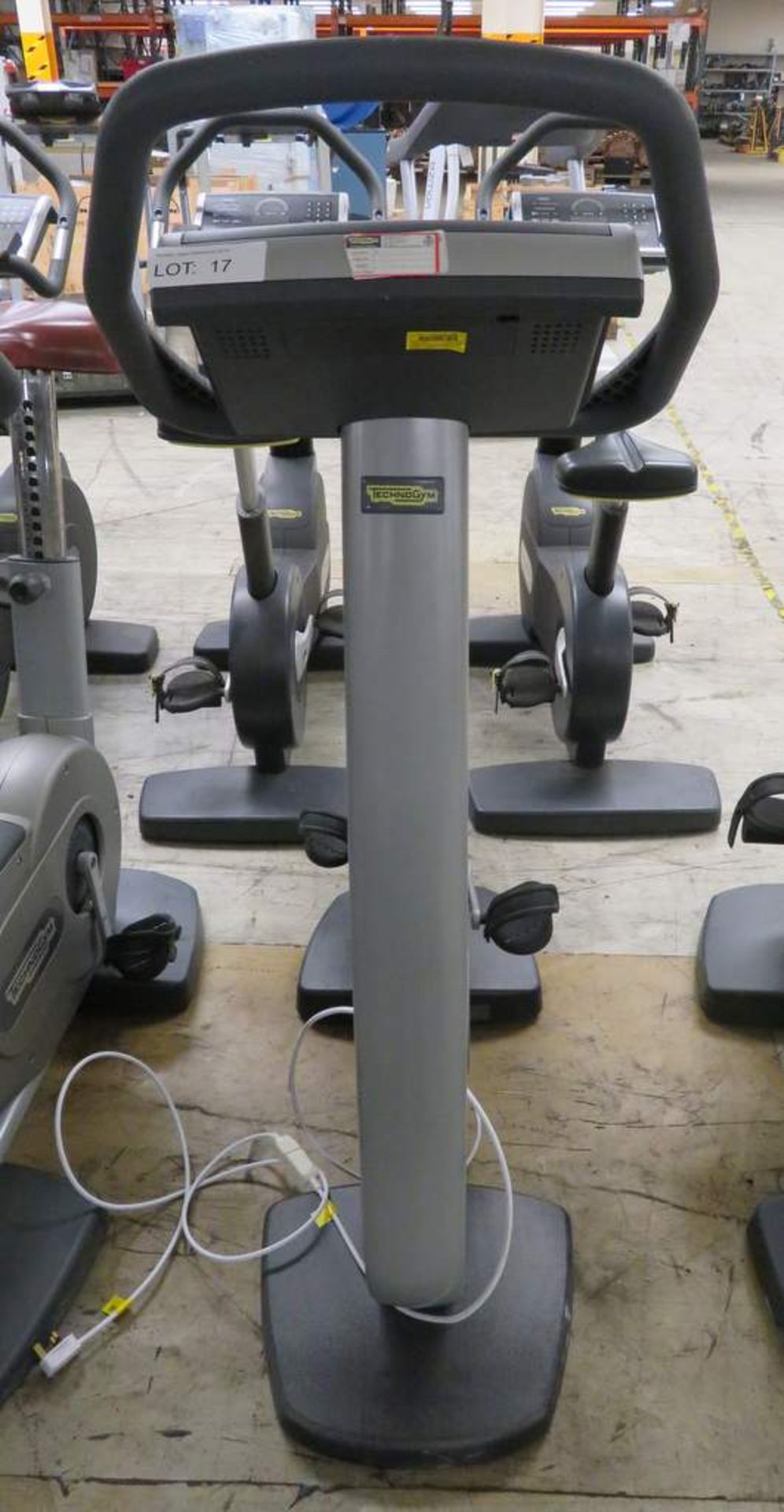 Technogym Excite 500i Upright Exercise Bike - Bild 7 aus 8