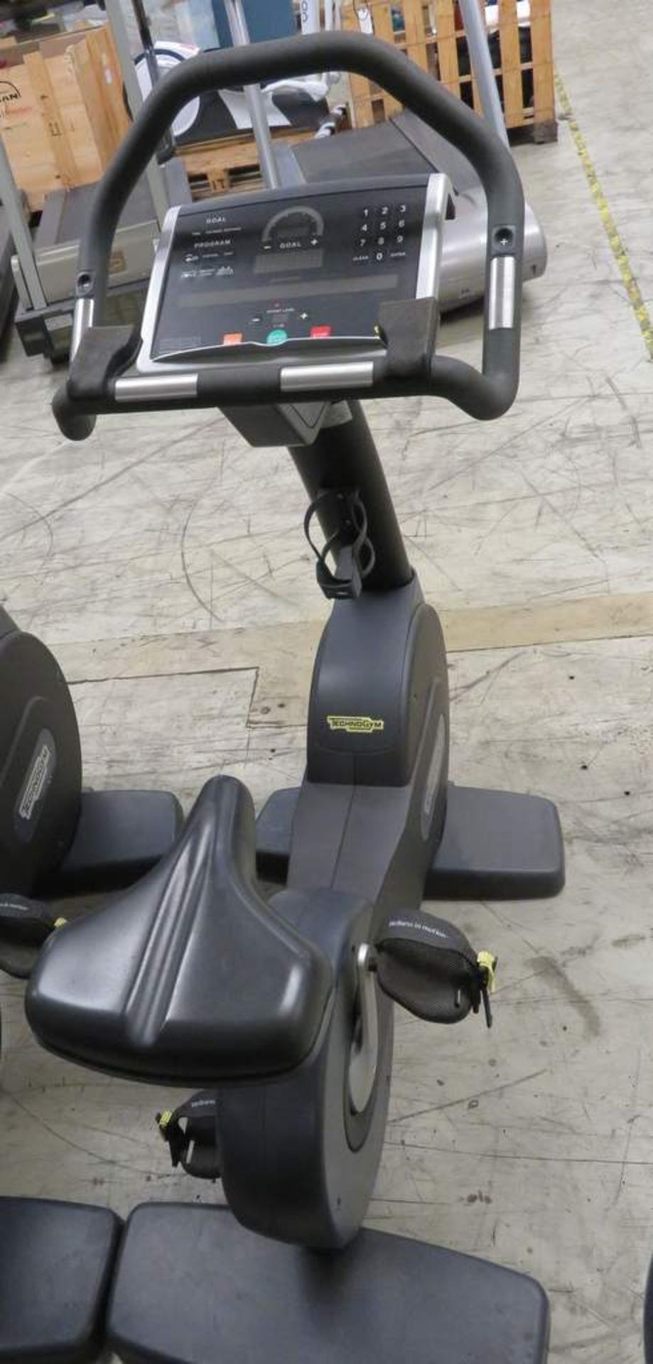 Technogym Excite 700 SP Upright Exercise Bike - Bild 2 aus 9